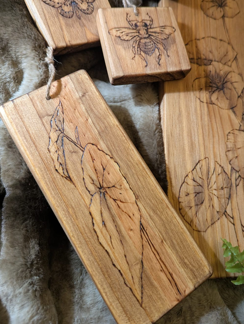 Planche moyenne en bois d'un bégonia faite au pyrograveur