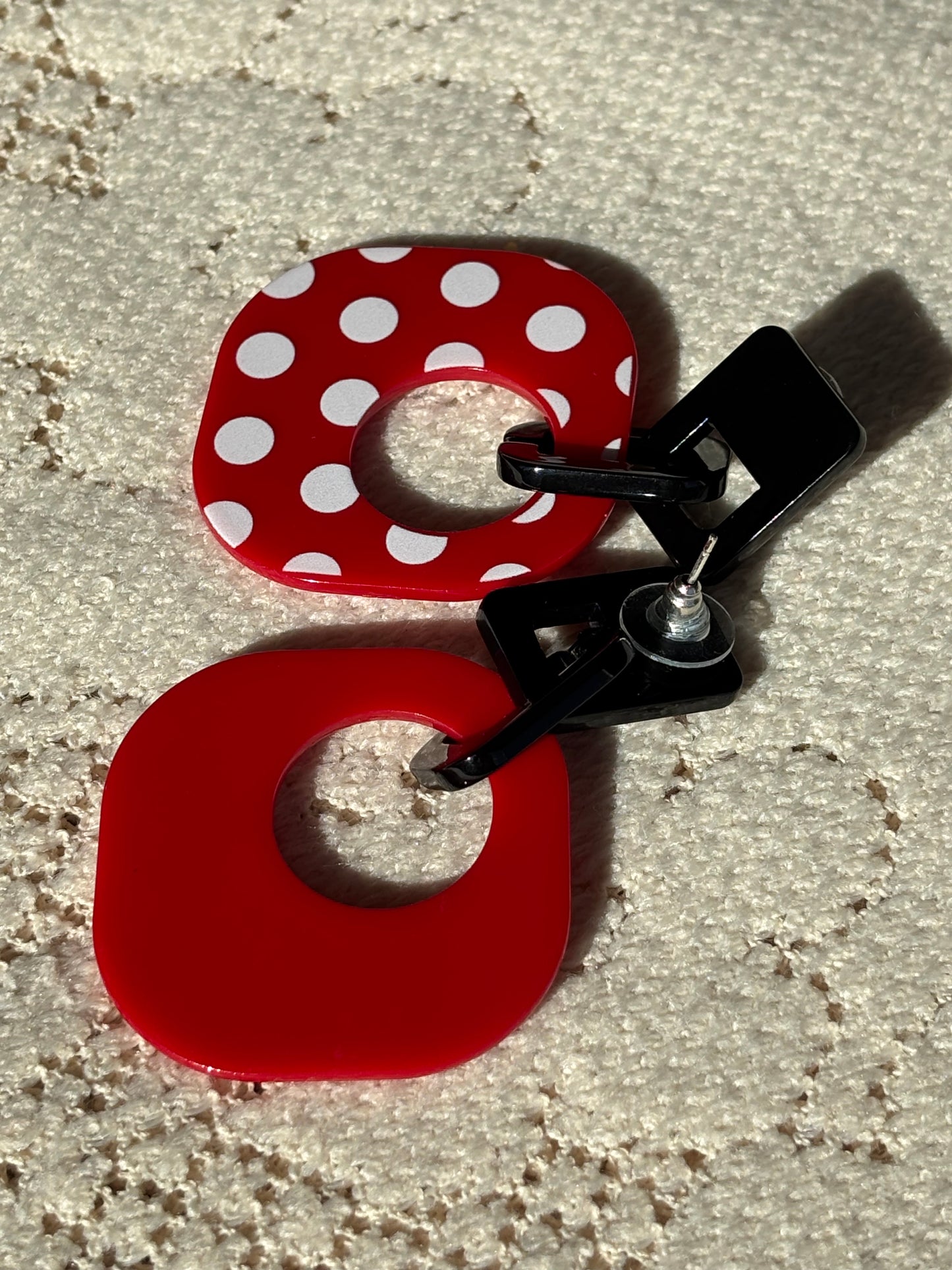 Boucles d'oreille rétro pop noires et rouge à pois