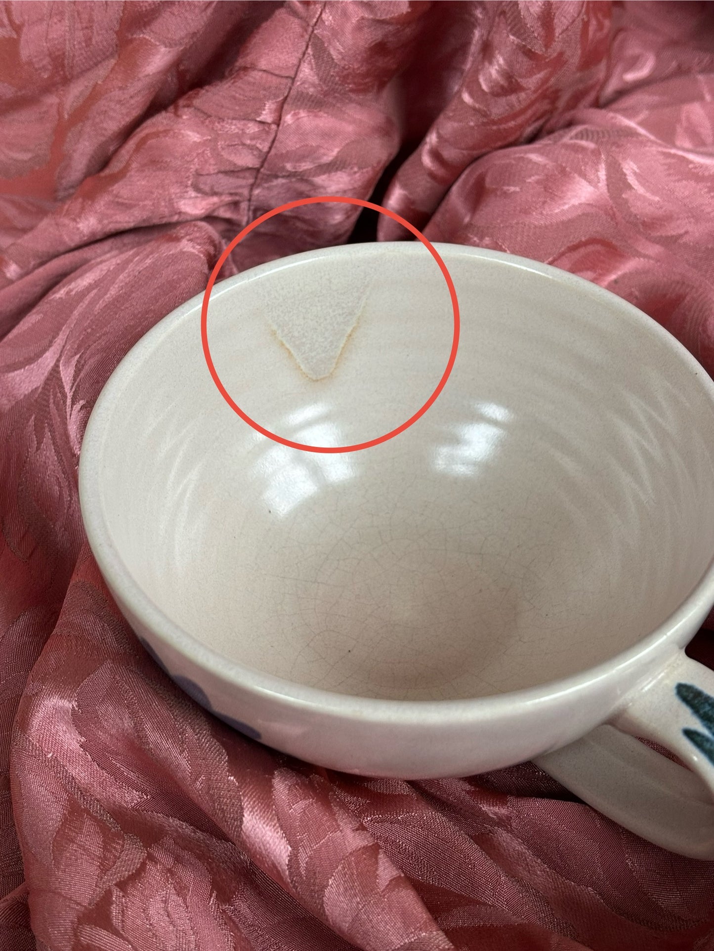 Lot de deux tasses en céramique à motif fleuri