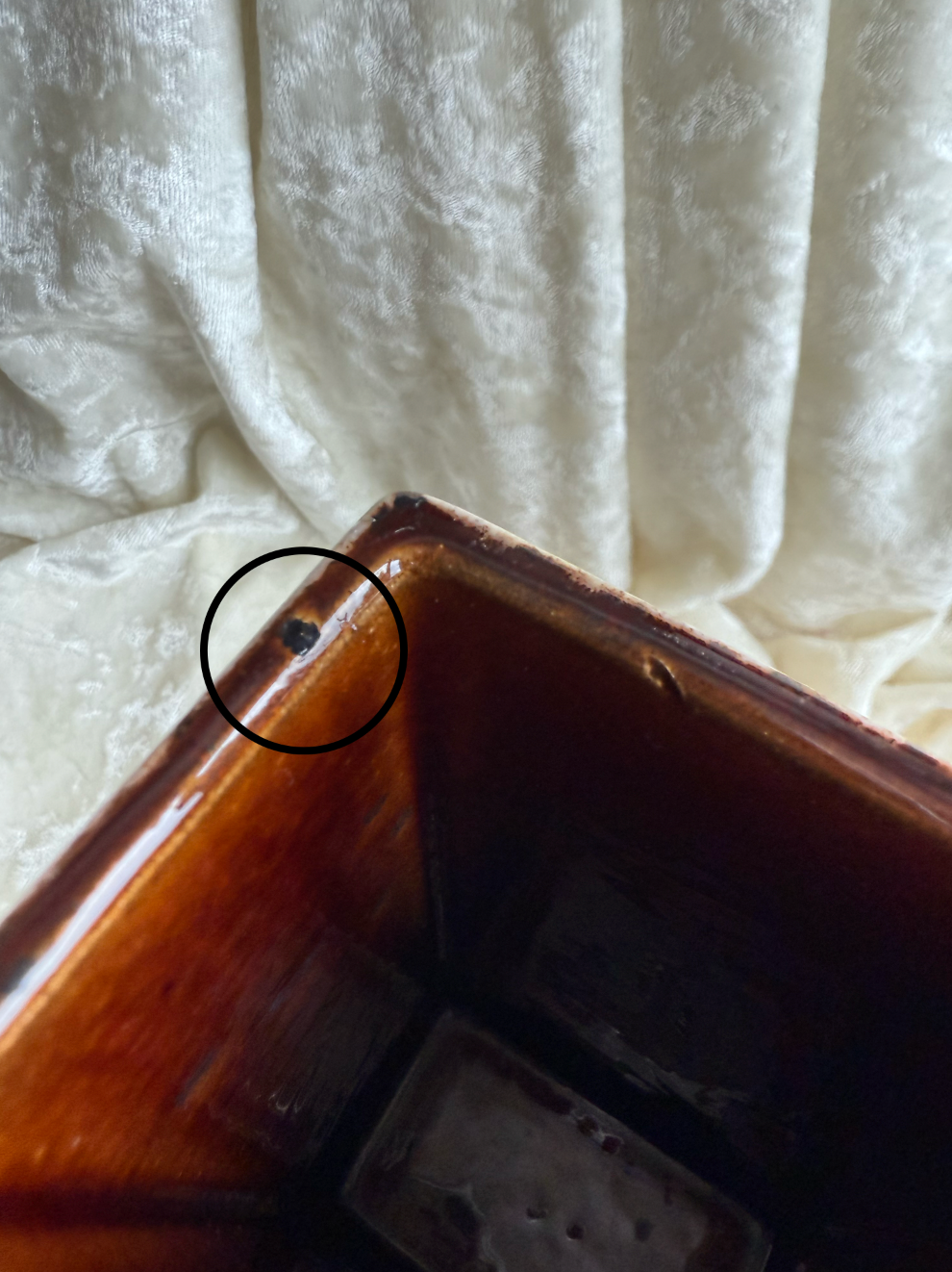 Vase rectangle moucheté en céramique