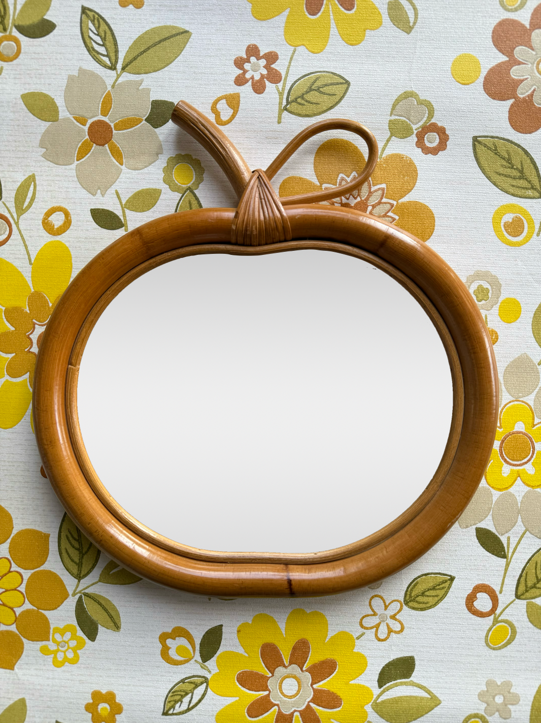 Miroir pomme en rotin