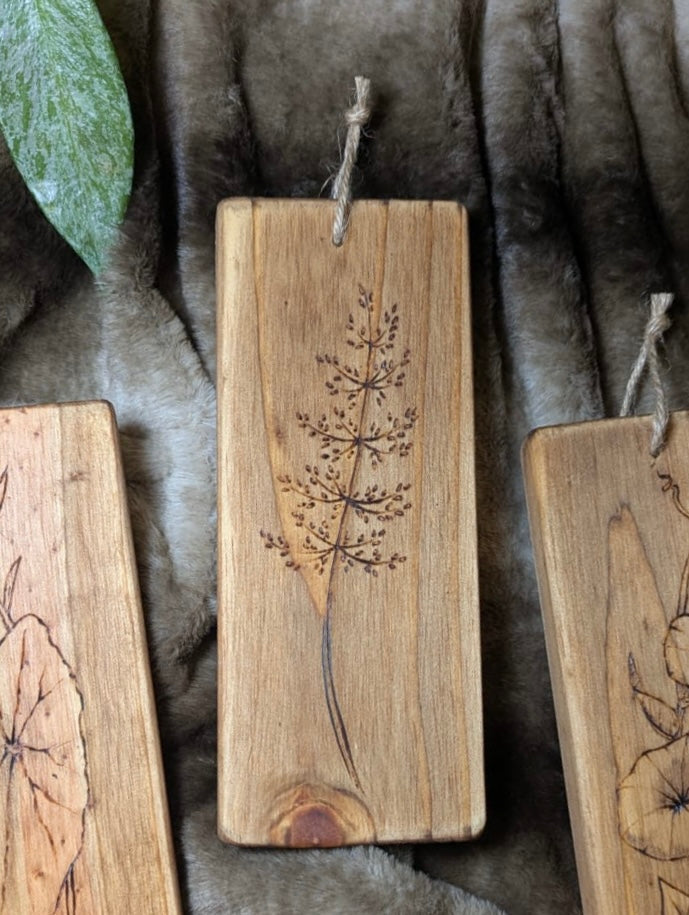 Planche moyenne en bois d'une graminée faite au pyrograveur