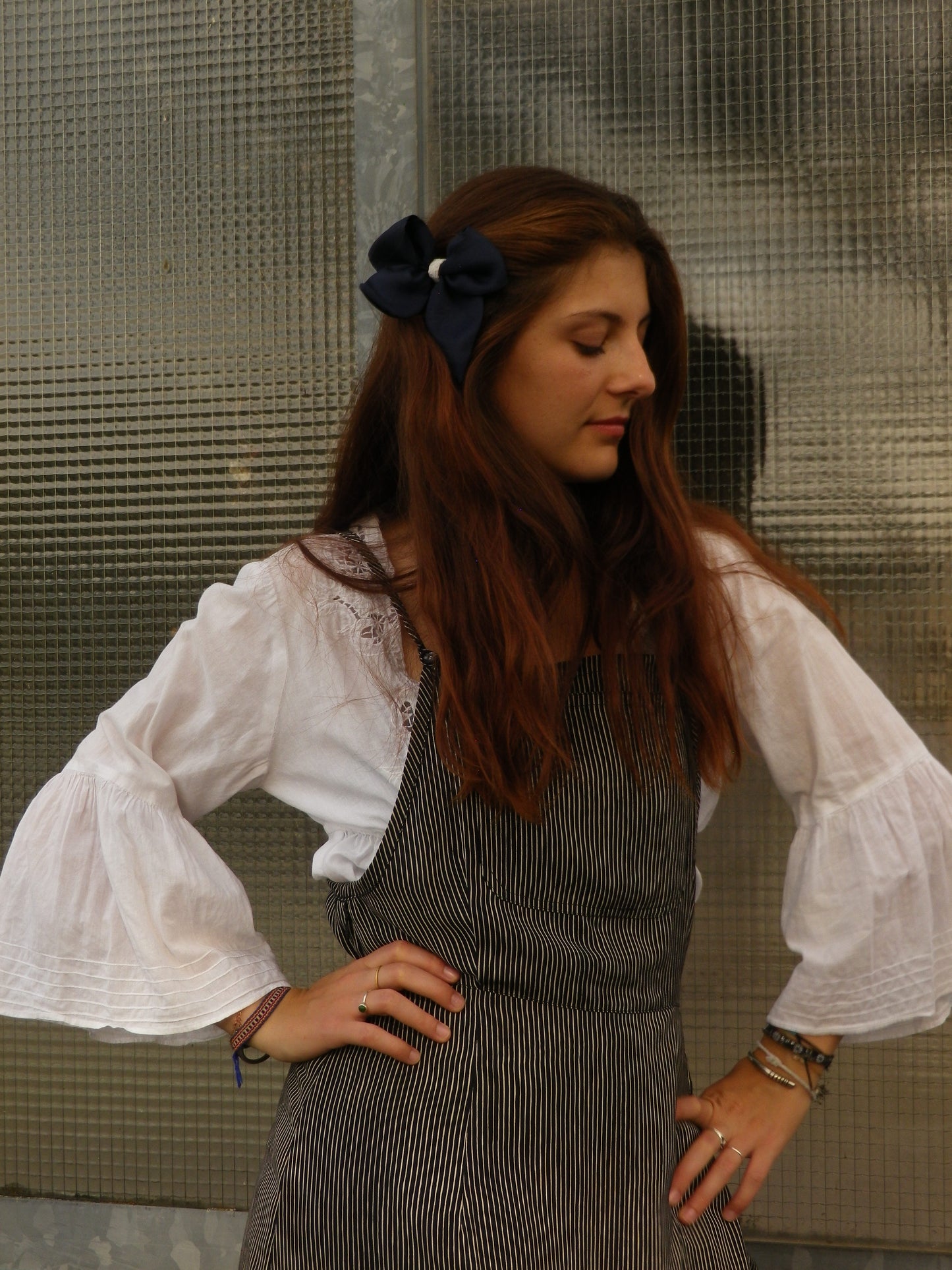 Noeud bleu avec ruban blanc