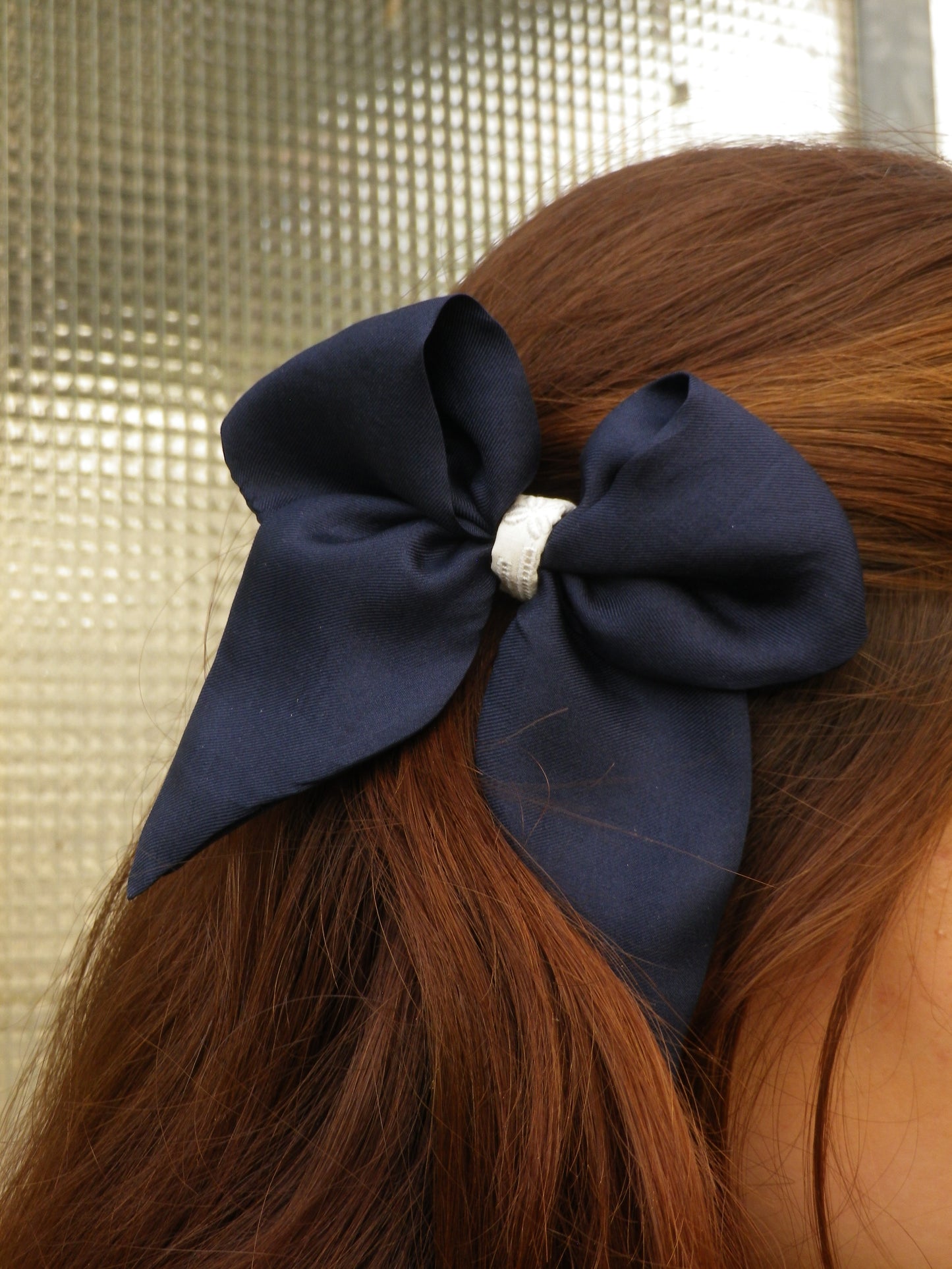 Noeud bleu avec ruban blanc