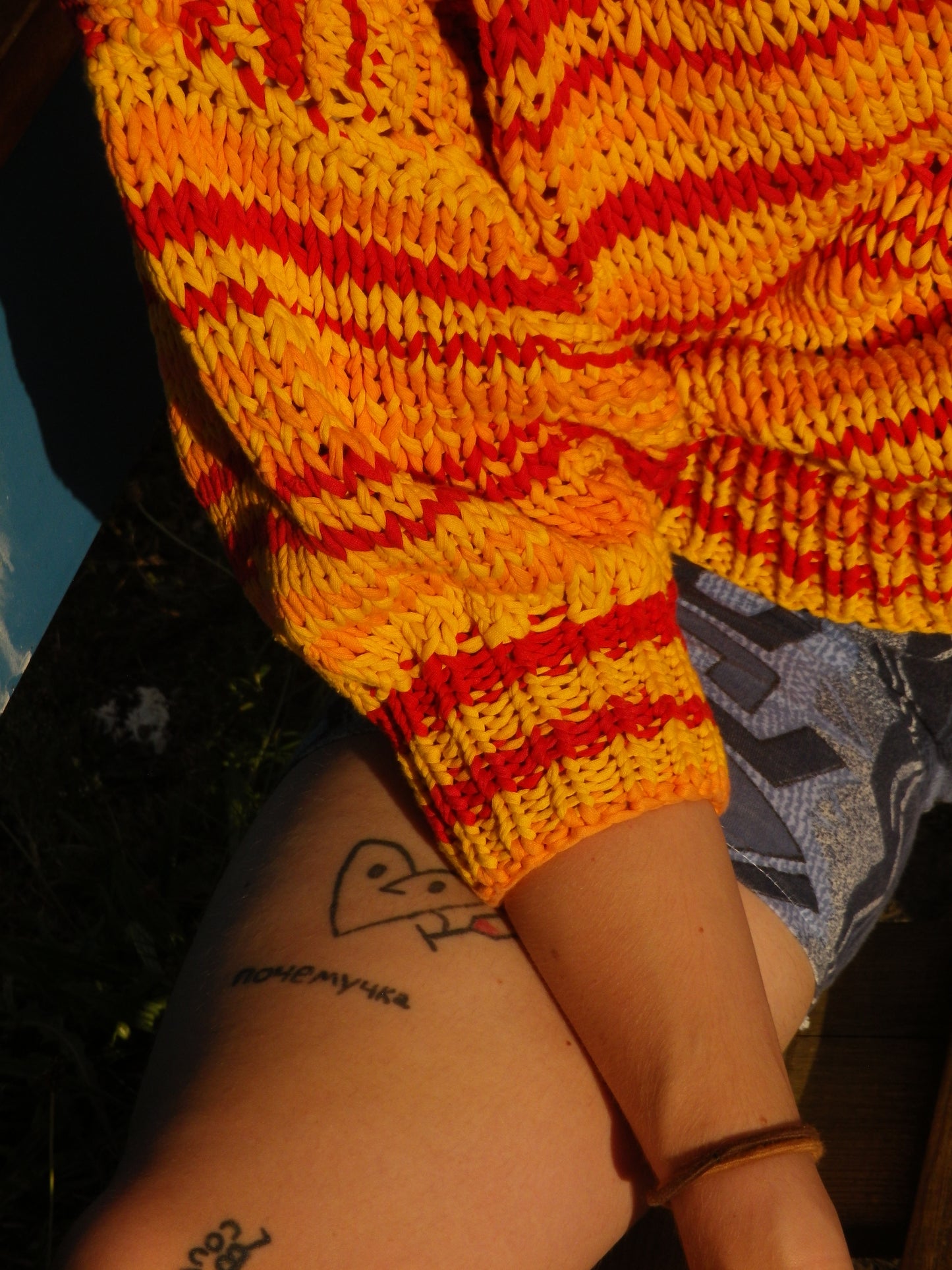 Pull jaune / orange / rouge tricoté T.S-M
