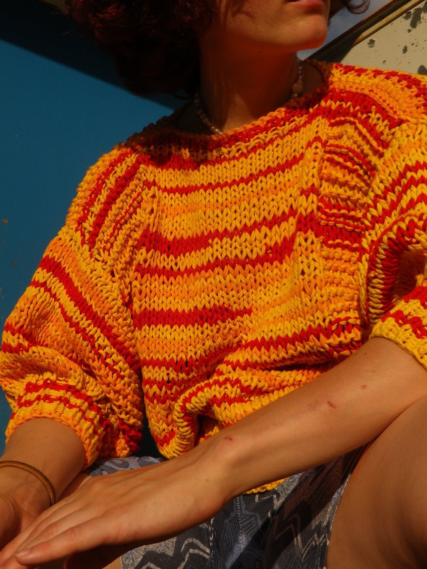 Pull jaune / orange / rouge tricoté T.S-M