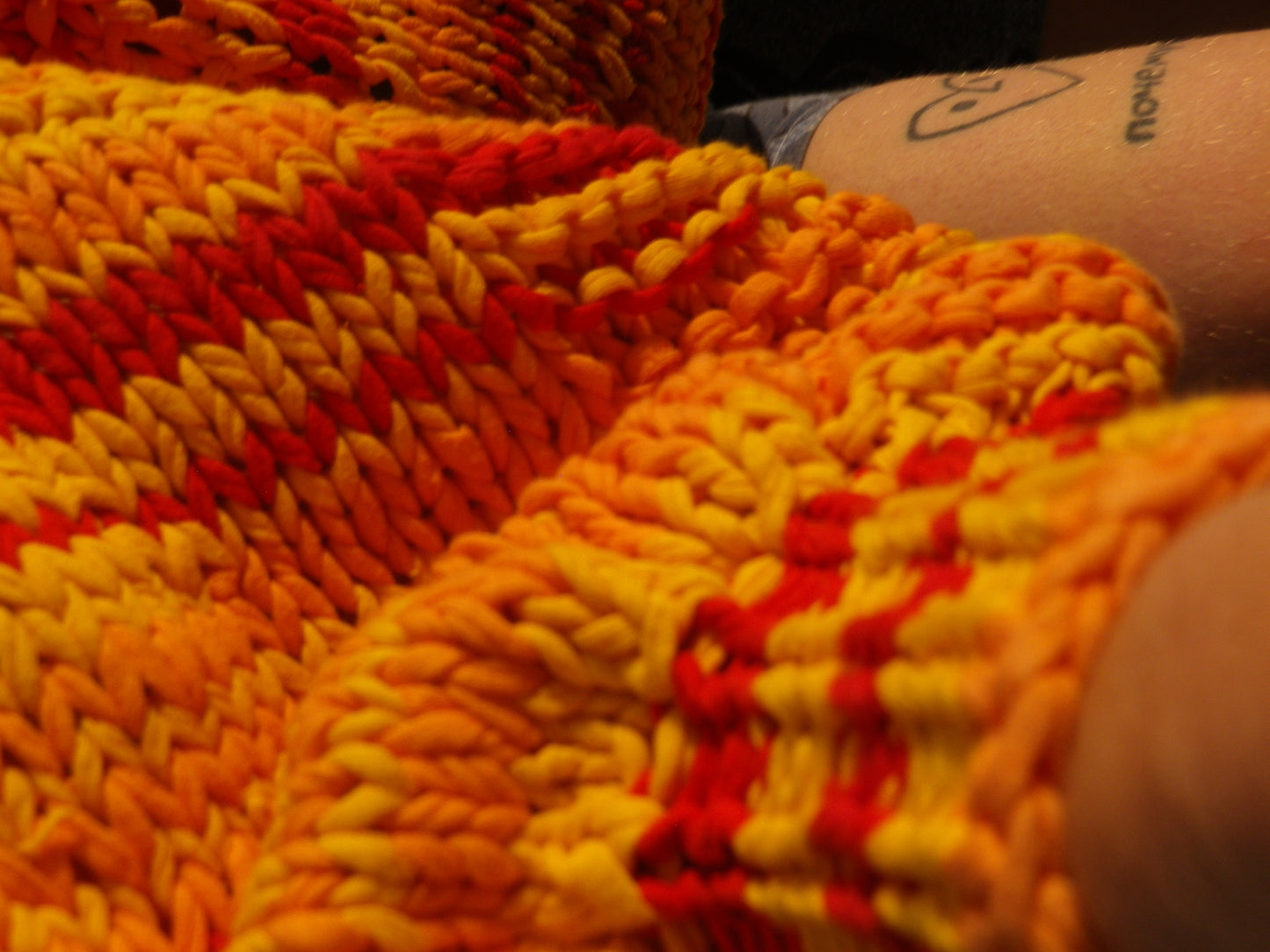 Pull jaune / orange / rouge tricoté T.S-M