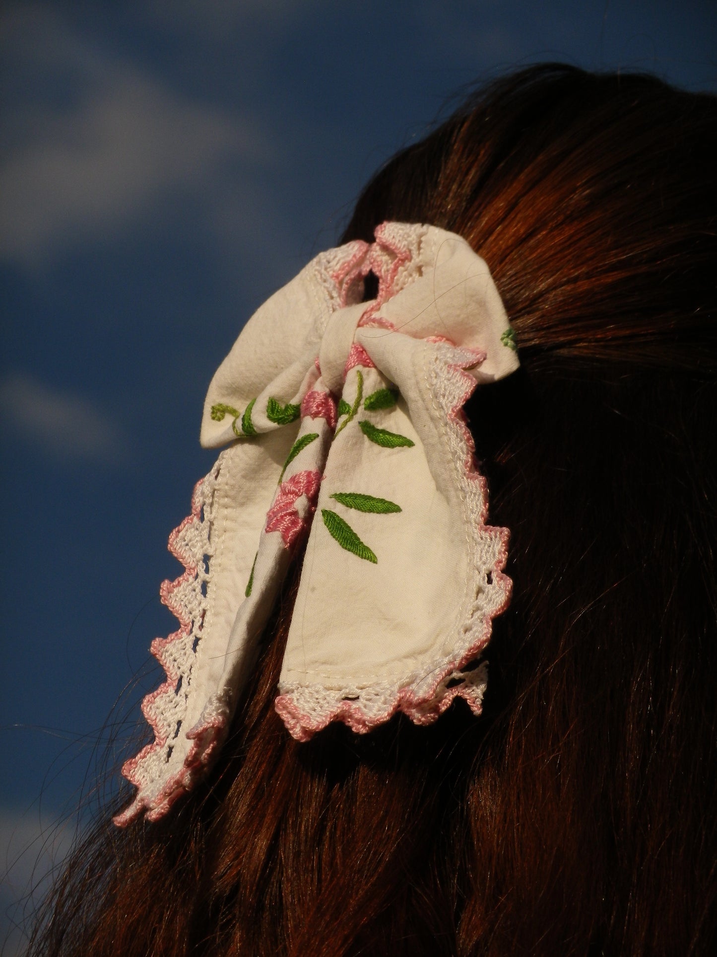 Noeud cheveux broderie ancienne