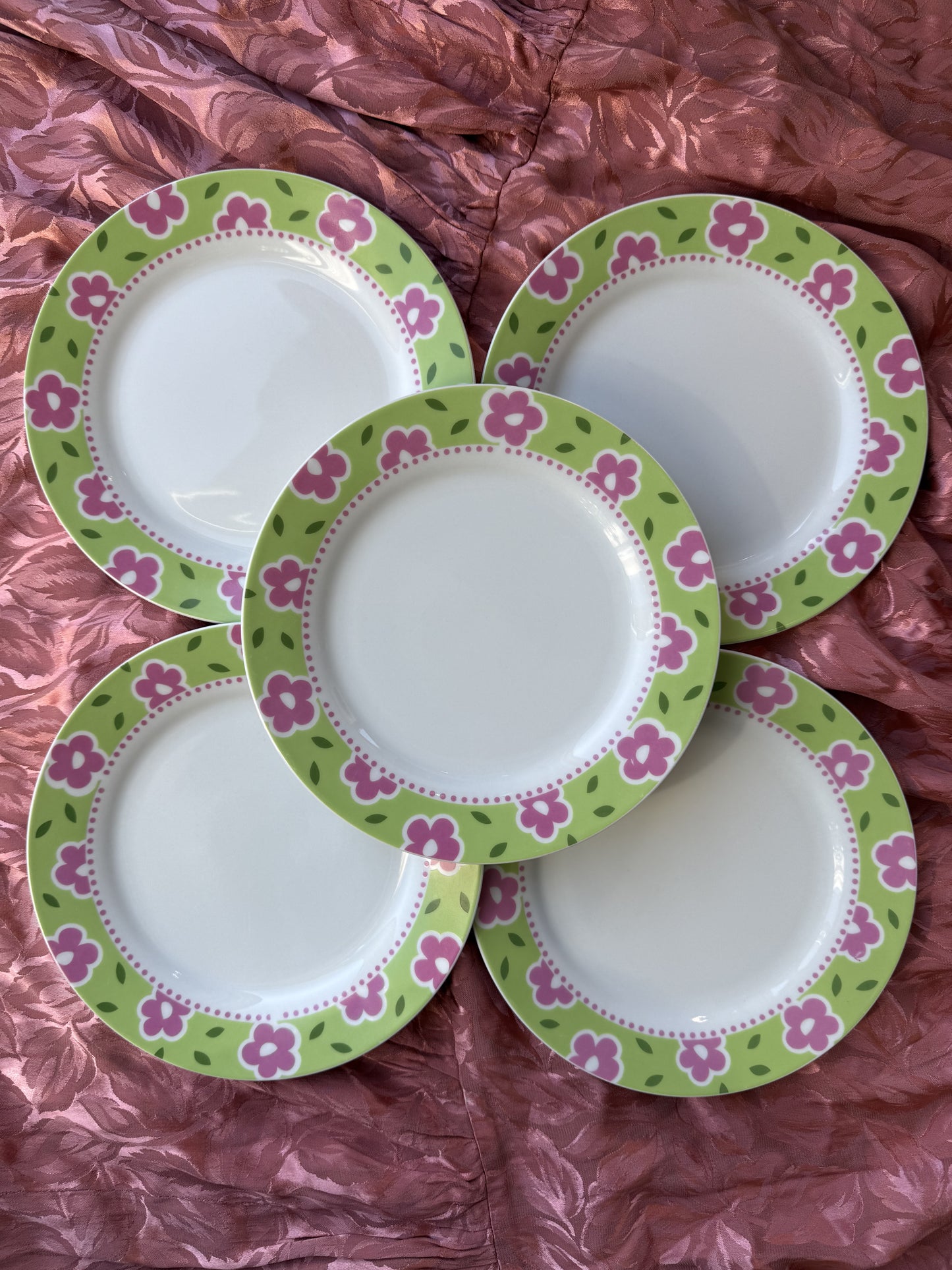 Cinq assiettes en porcelaine fleurs groowy
