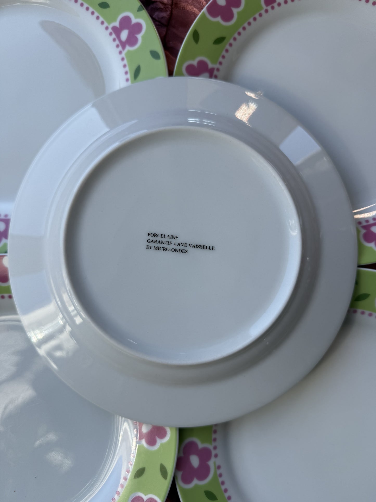 Cinq assiettes en porcelaine fleurs groowy