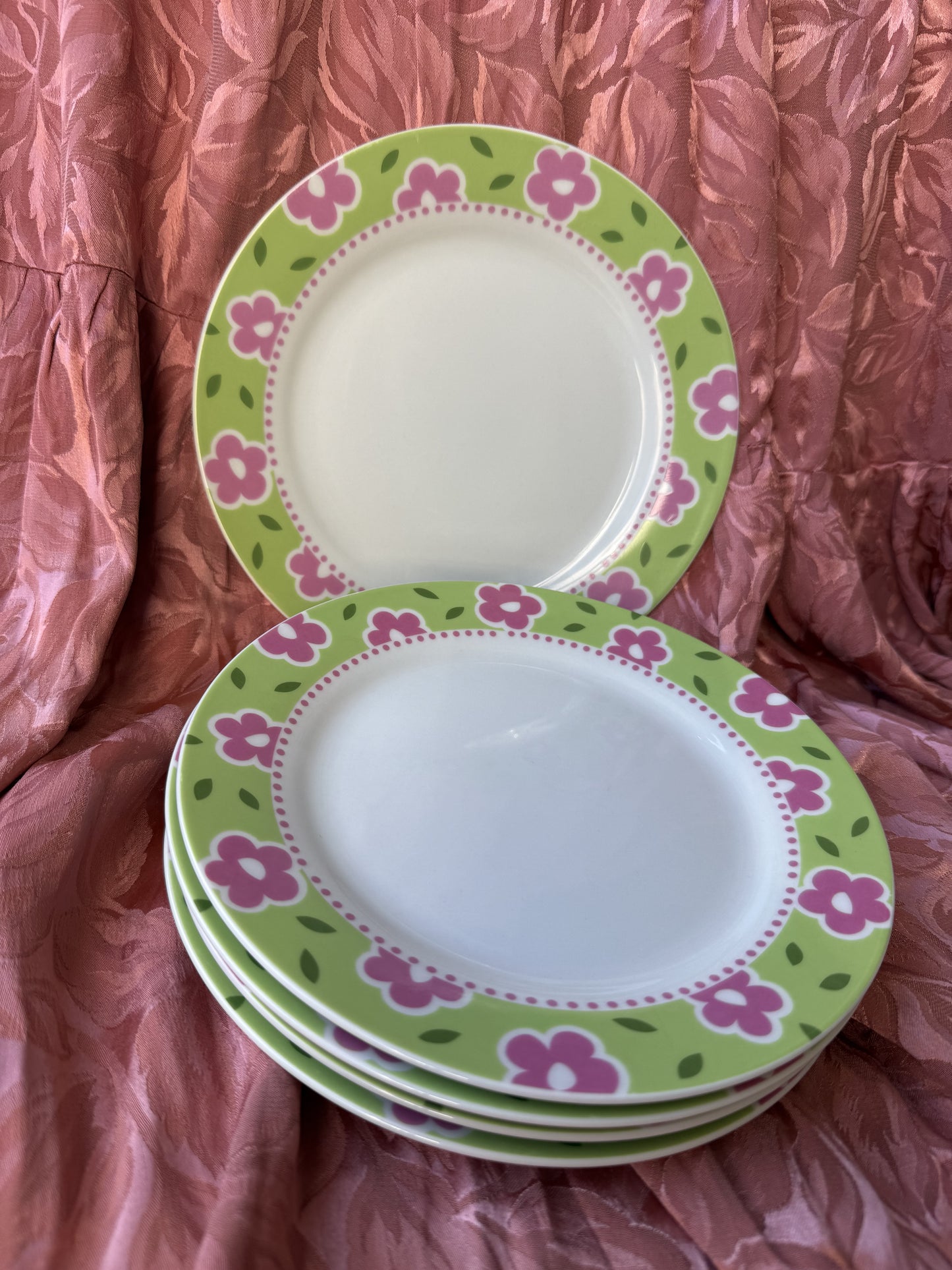 Cinq assiettes en porcelaine fleurs groowy