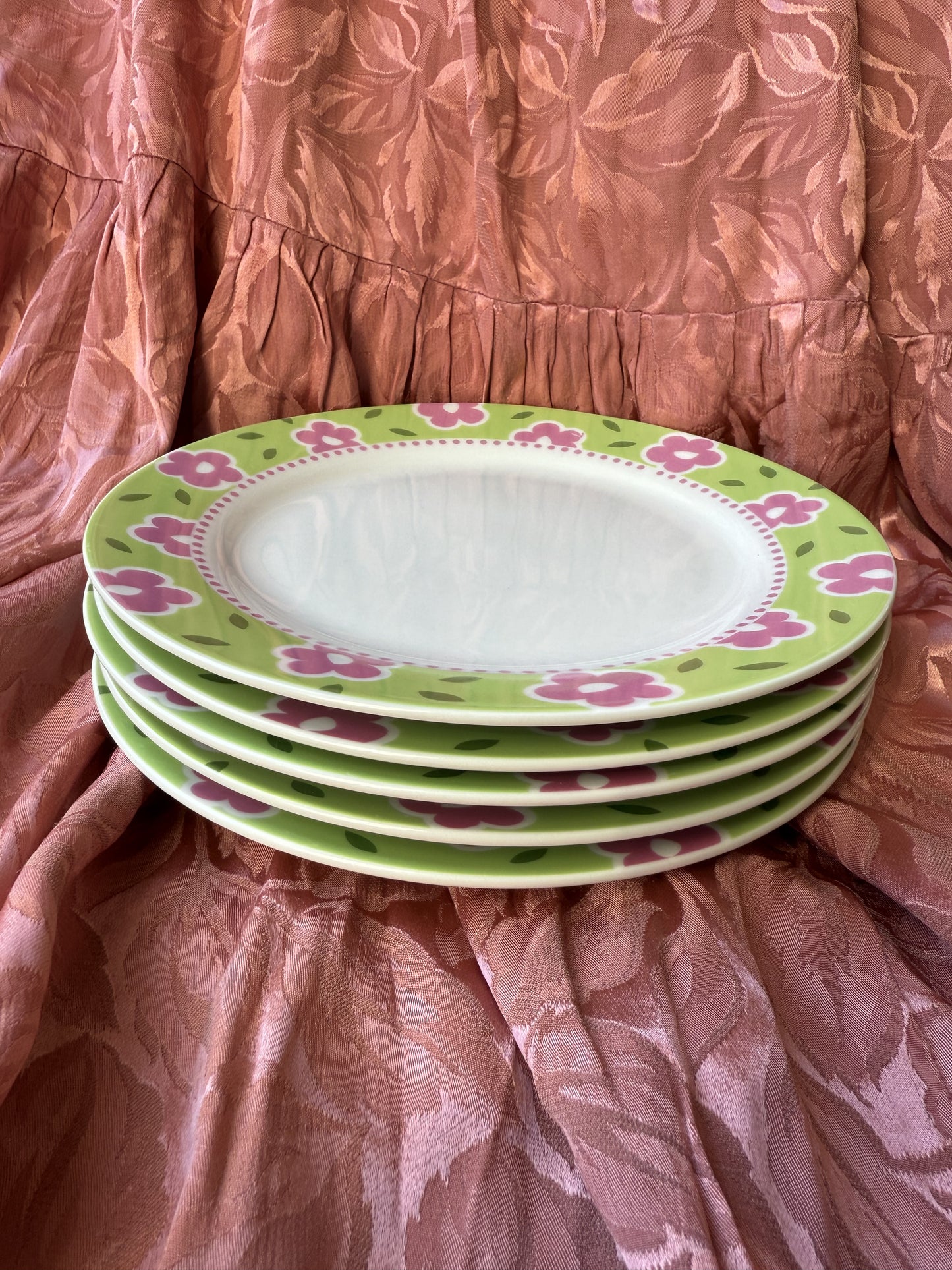 Cinq assiettes en porcelaine fleurs groowy