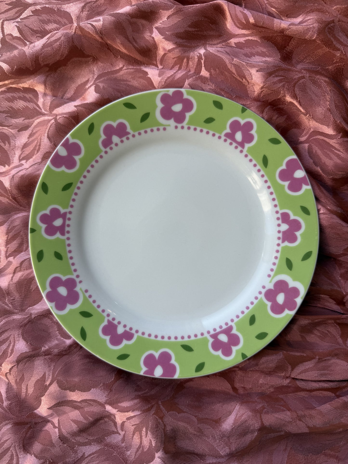 Cinq assiettes en porcelaine fleurs groowy