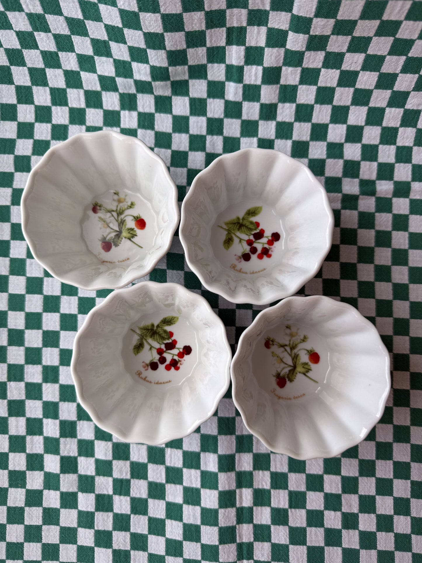 Quatre petit raviers en porcelaine de Tognana