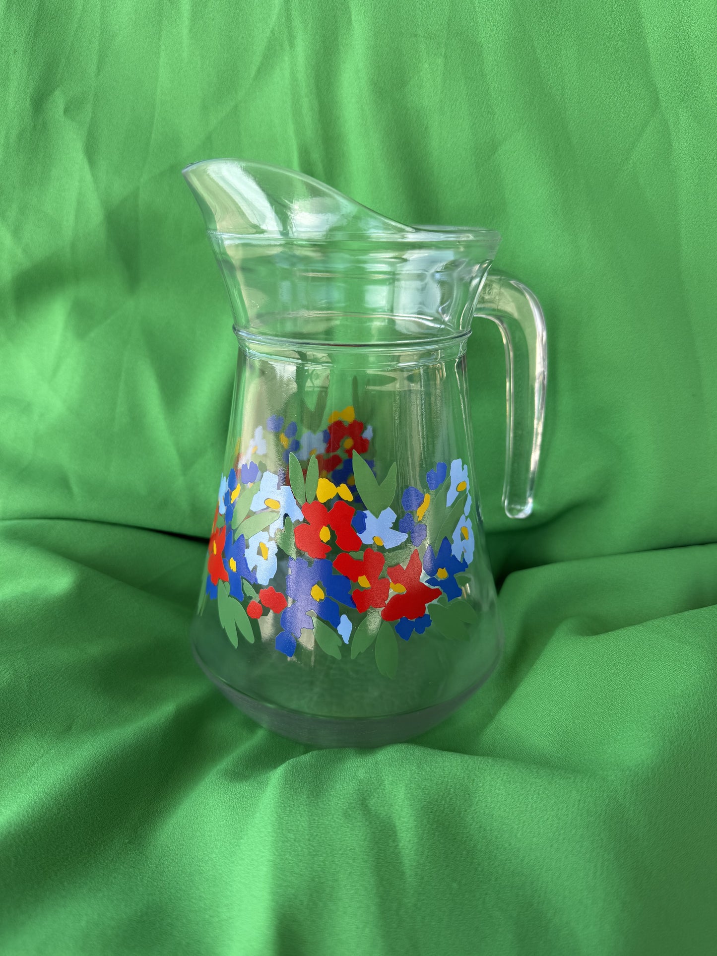 Carafe en verre transparent motifs fleurs France