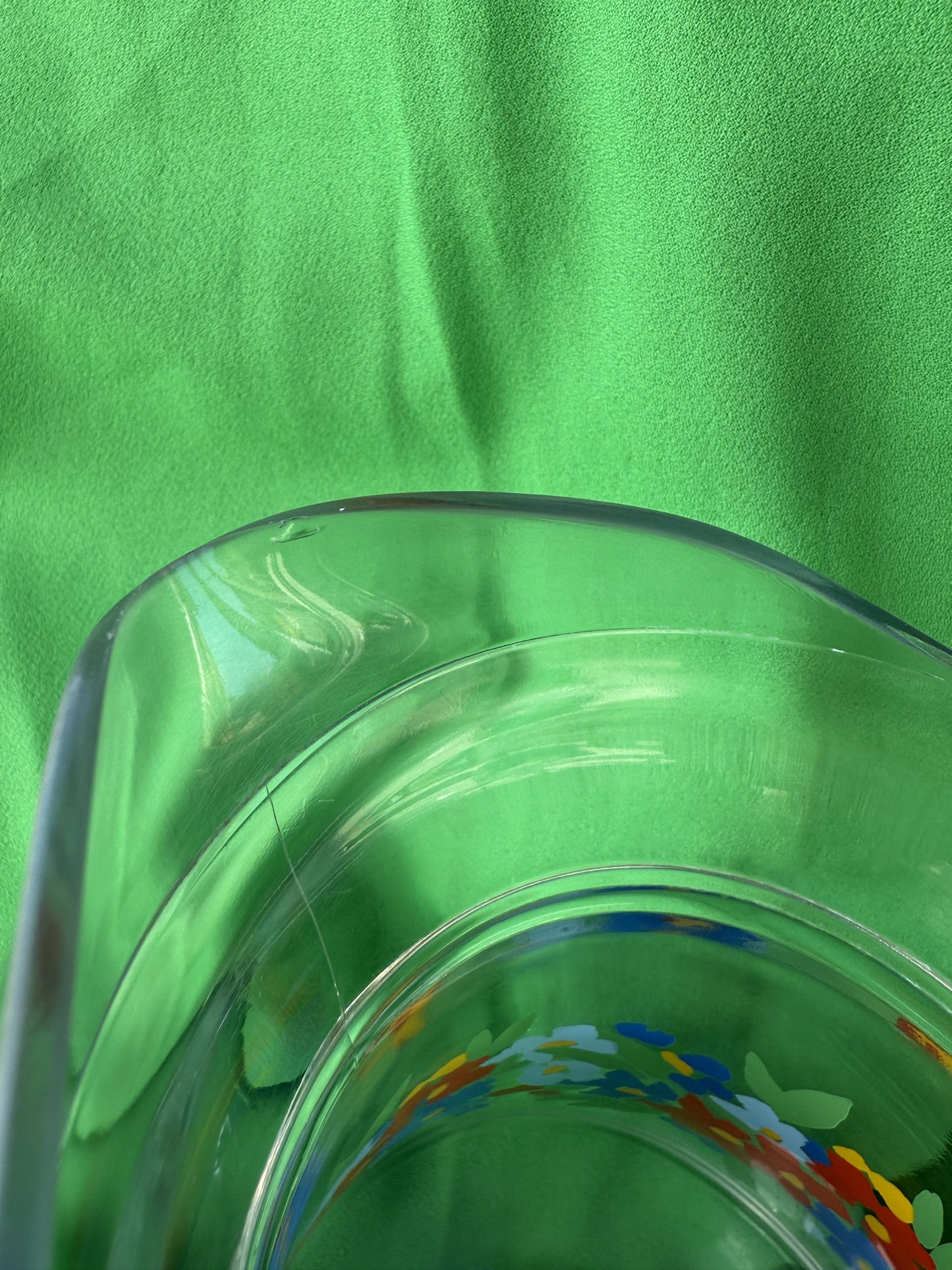 Carafe en verre transparent motifs fleurs France