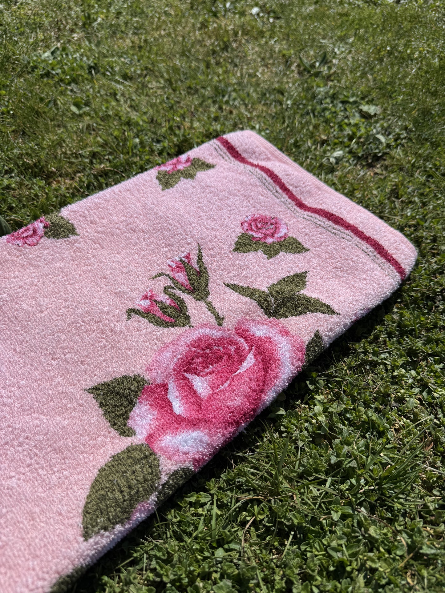 Serviette / linge éponge motif roses 90 X 45 cm