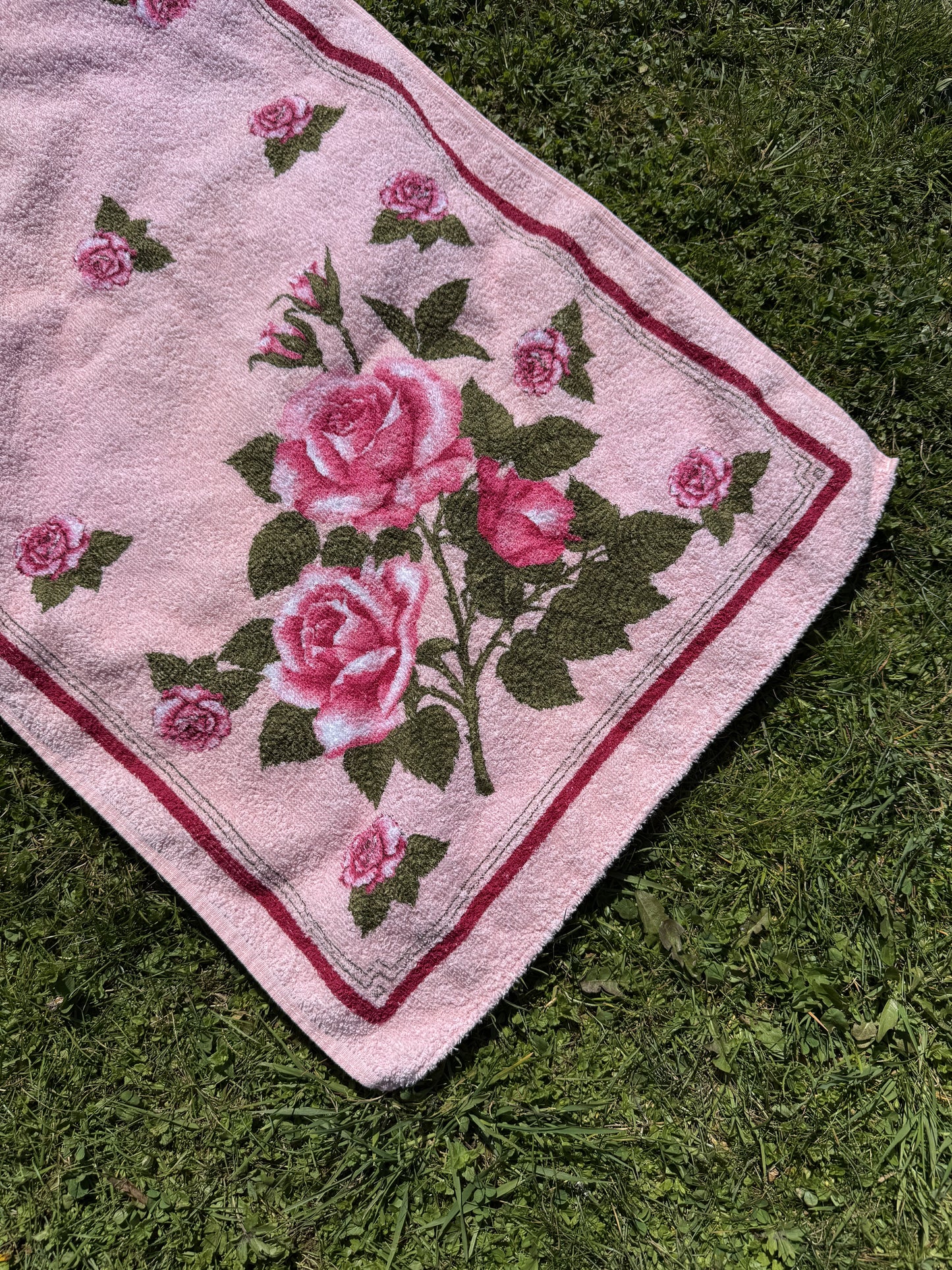 Serviette / linge éponge motif roses 90 X 45 cm