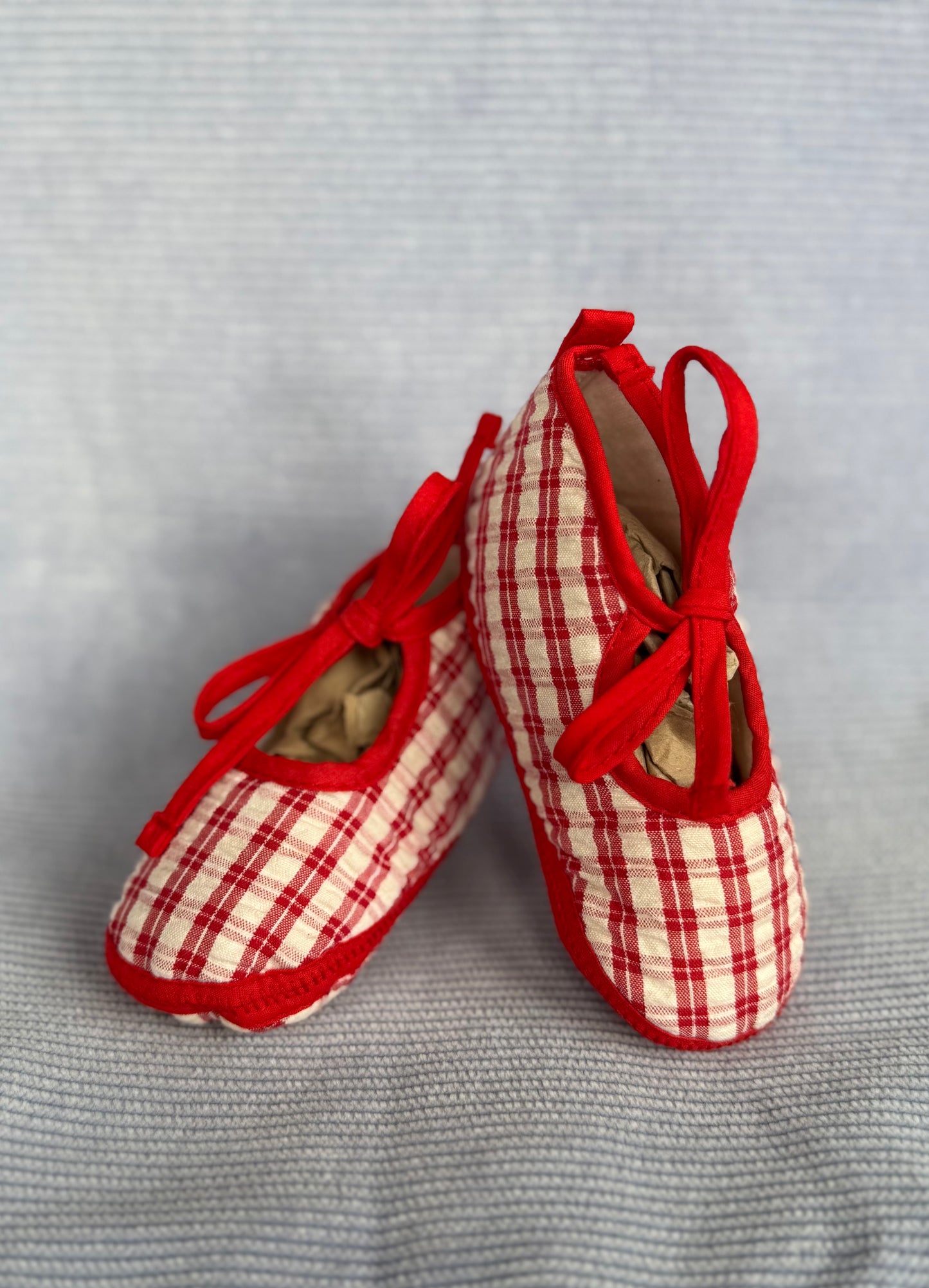 Chausson bébé en tissu rouge et blanc carreaux / tartan avec lacets T.18 mois