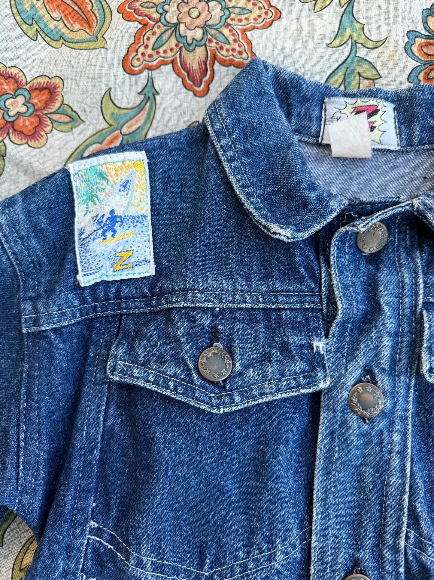 Veste en jeans avec écussons T.6 ans