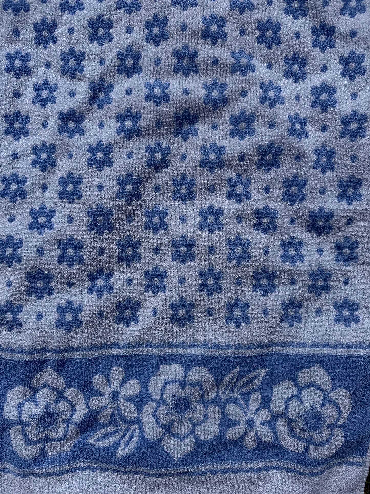 Serviette de bain fleurs bleues & blanches 88,5 cm X 43,5 cm