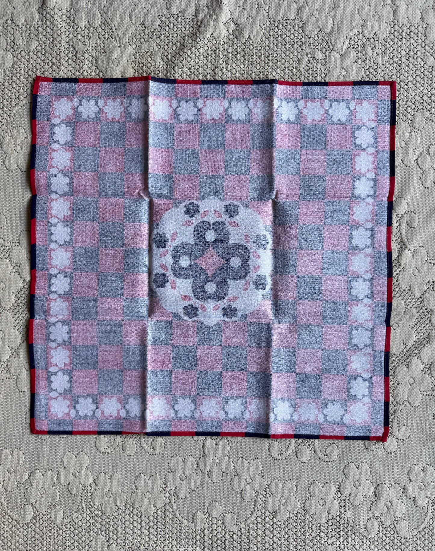 Lot de deux serviettes en tissu fleurs & carreaux rouges et bleu marine