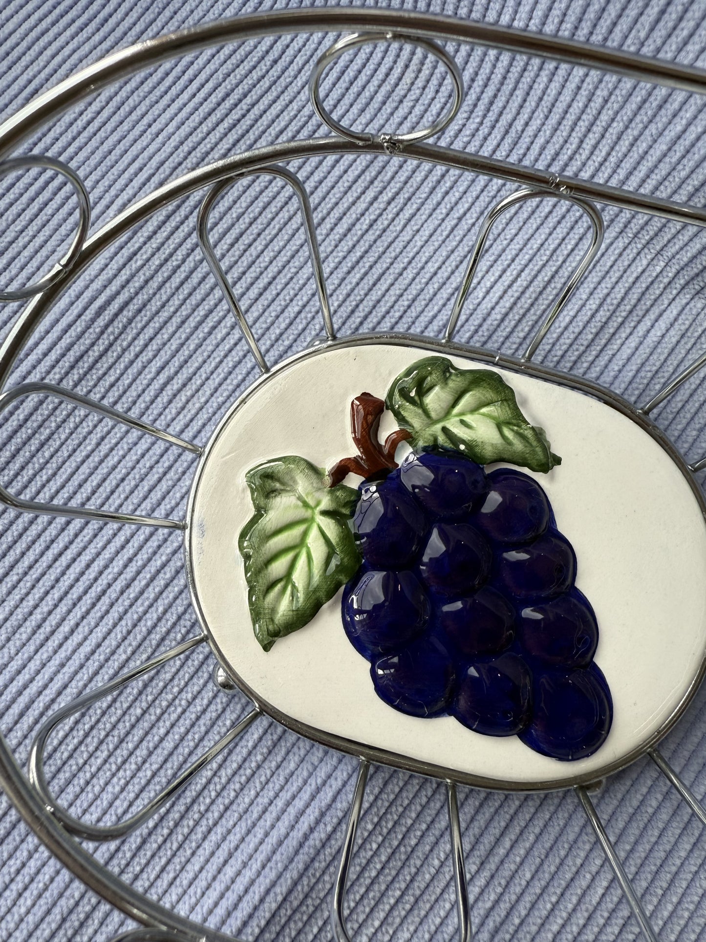 Petite corbeille en métal avec raisin en céramique