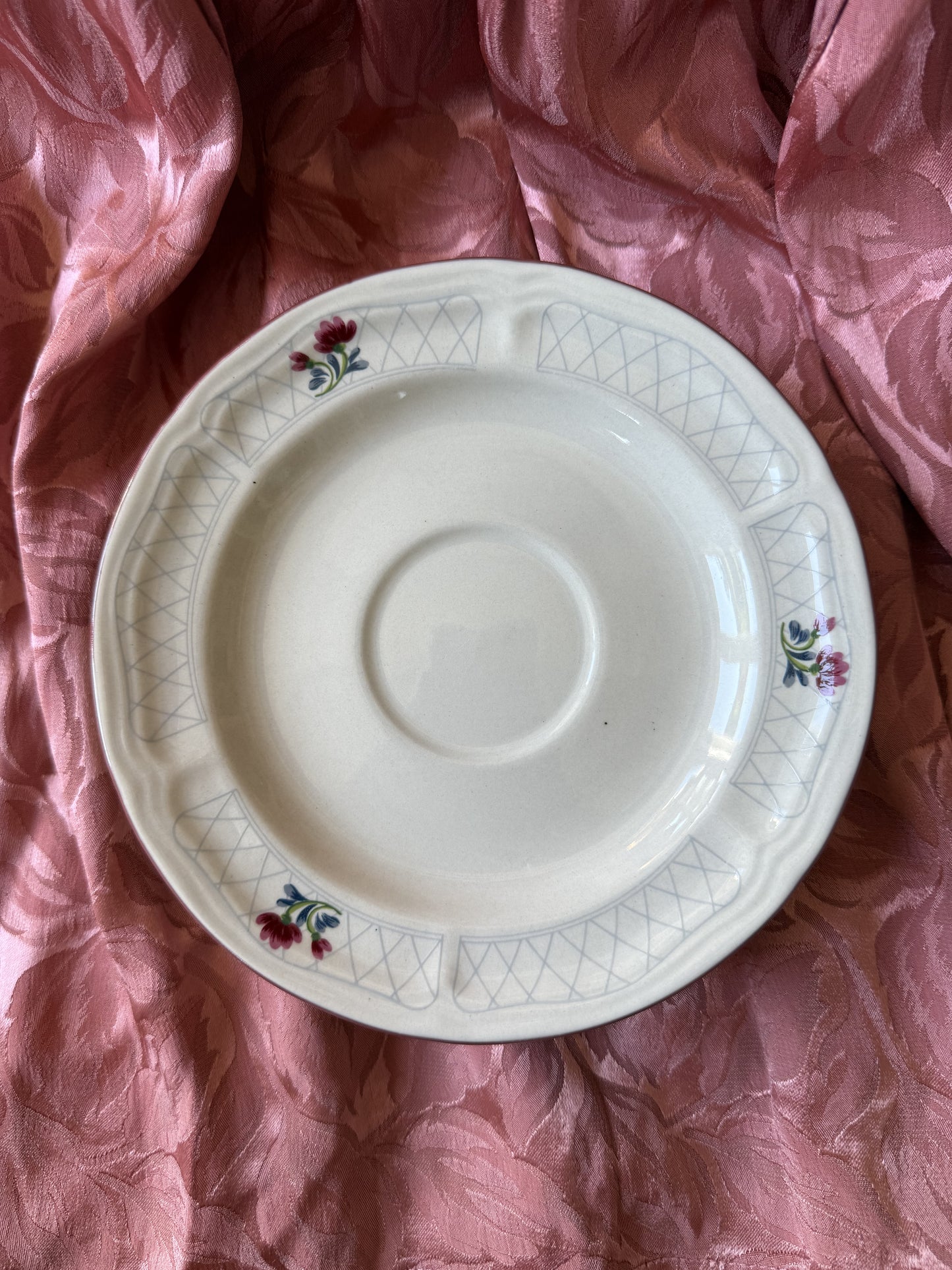 Trois petites assiettes à dessert fleuries
