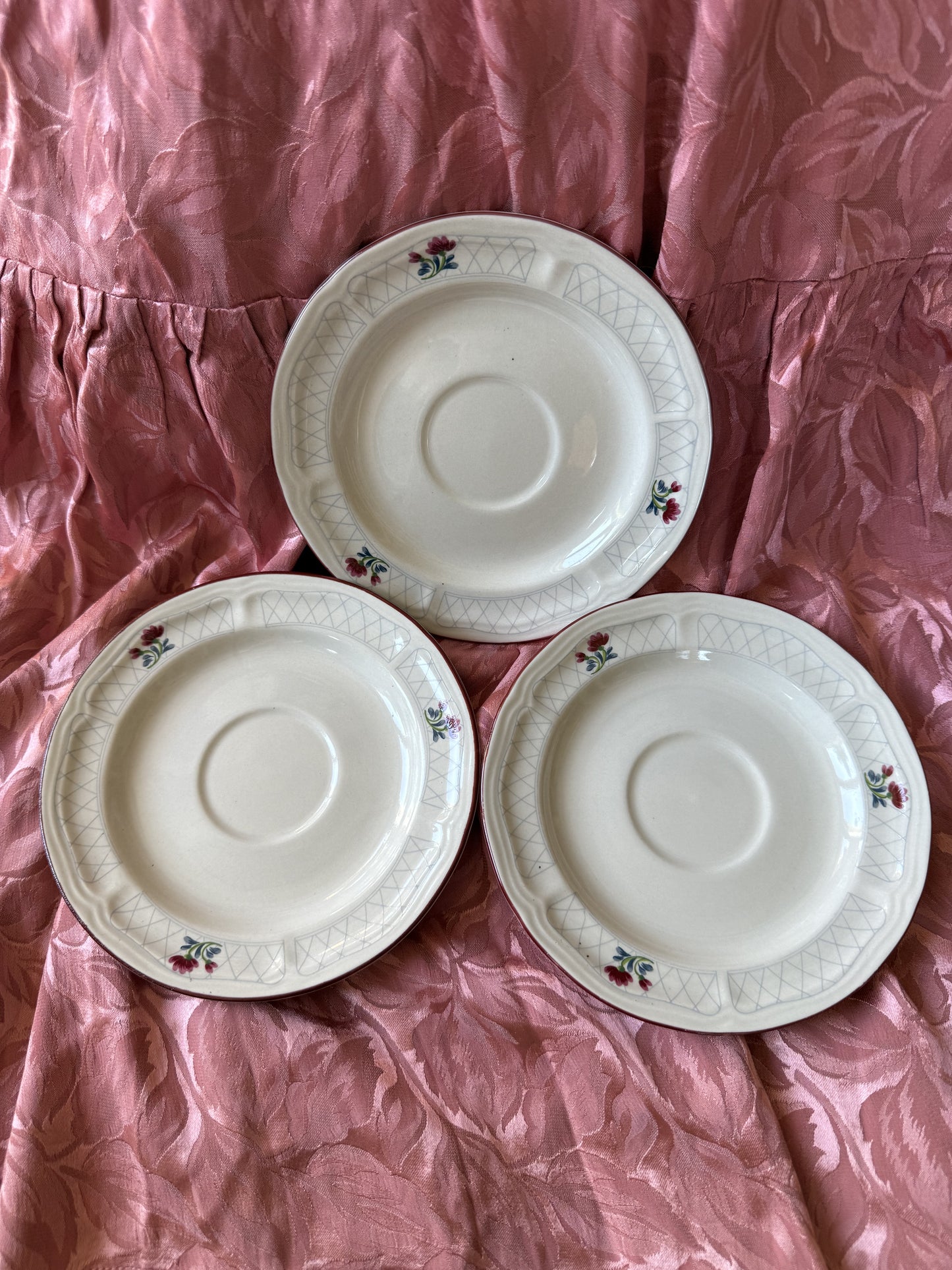 Trois petites assiettes à dessert fleuries