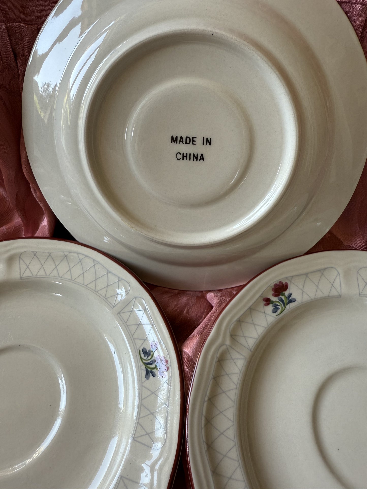 Trois petites assiettes à dessert fleuries