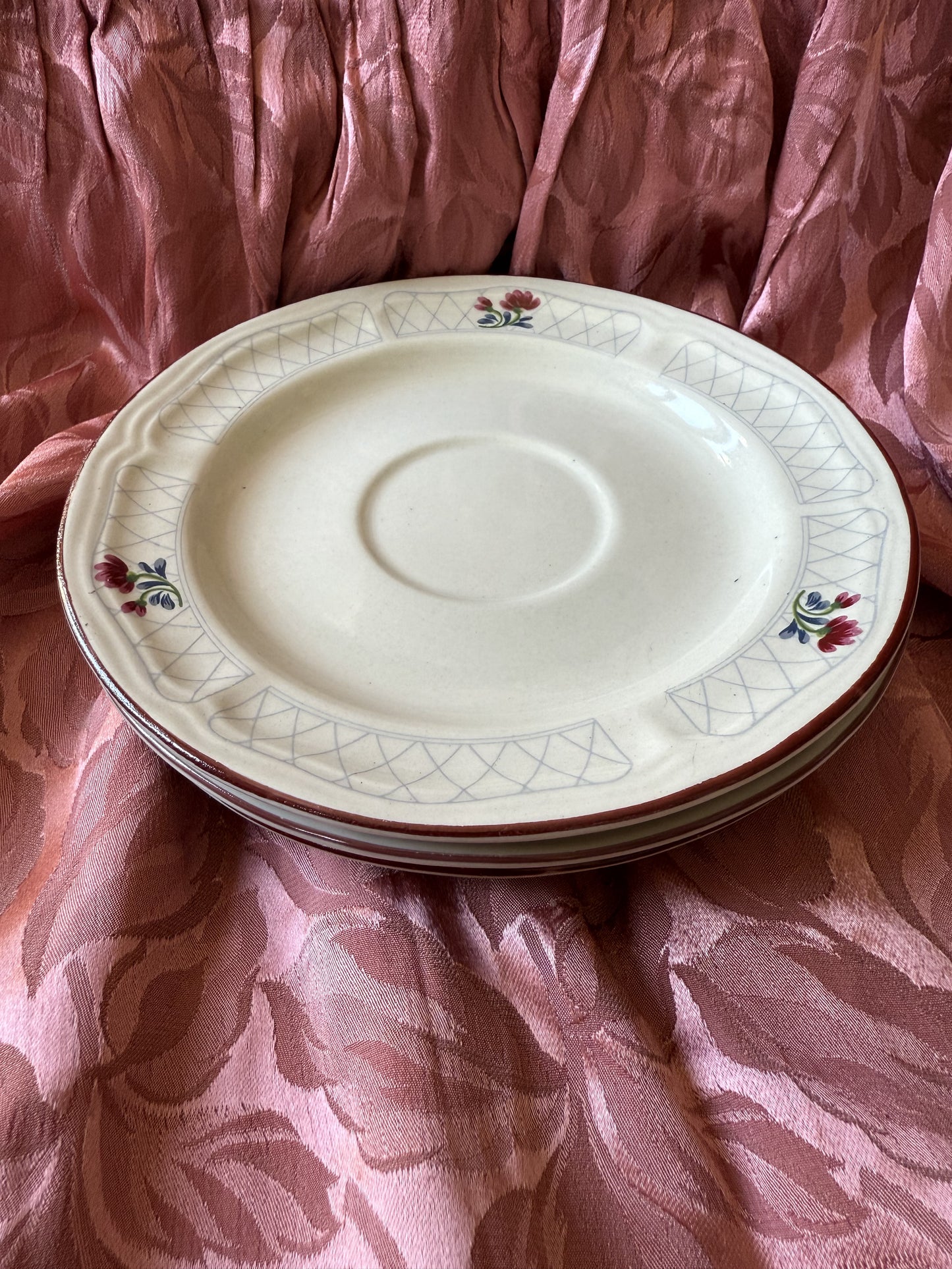 Trois petites assiettes à dessert fleuries