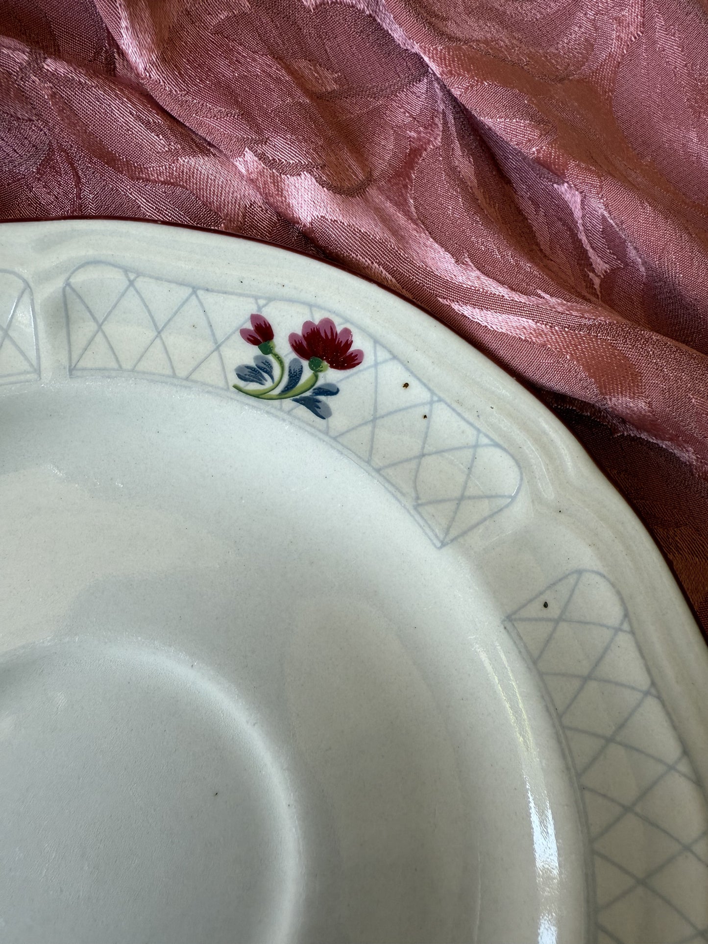 Trois petites assiettes à dessert fleuries