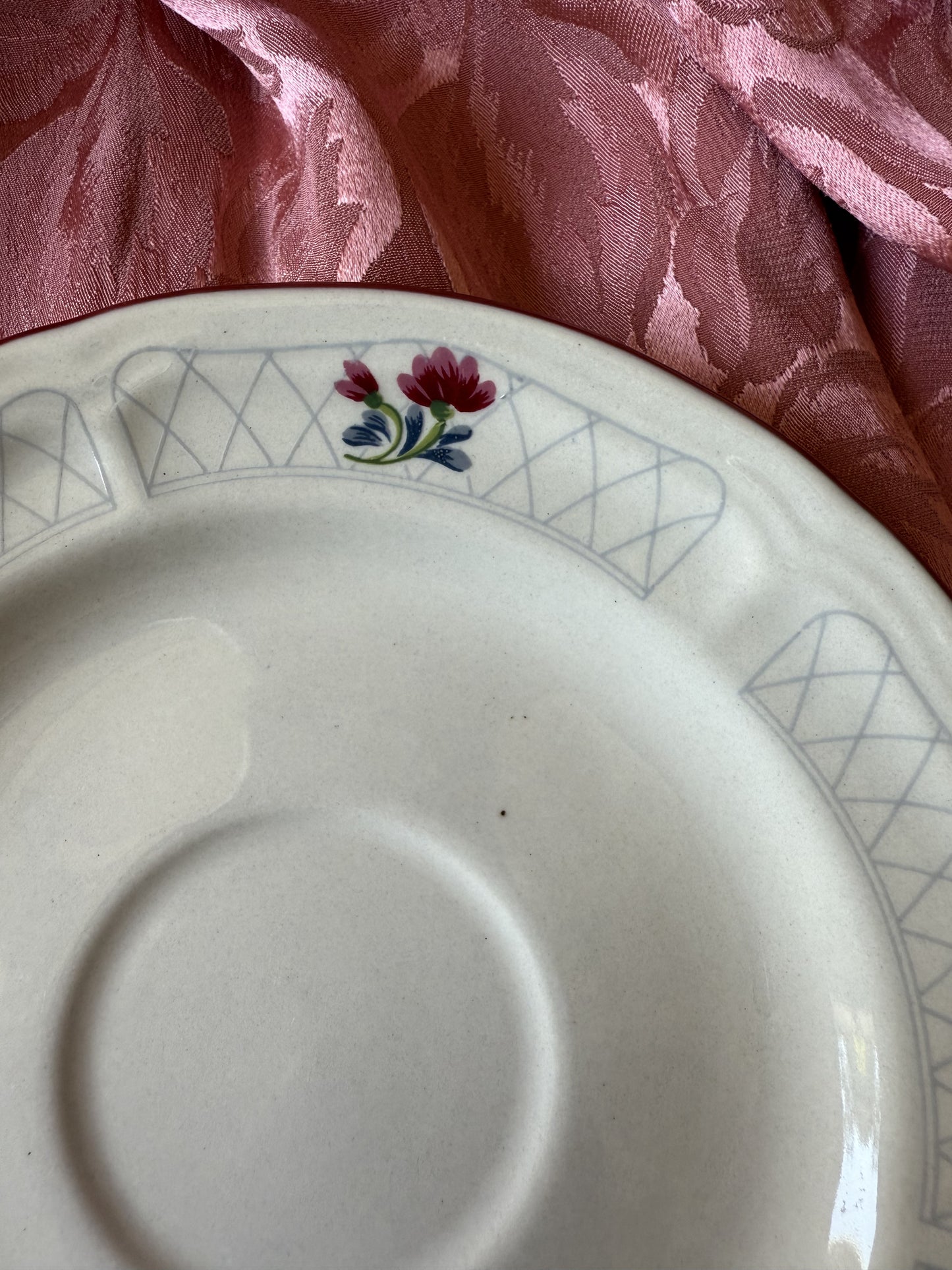 Trois petites assiettes à dessert fleuries
