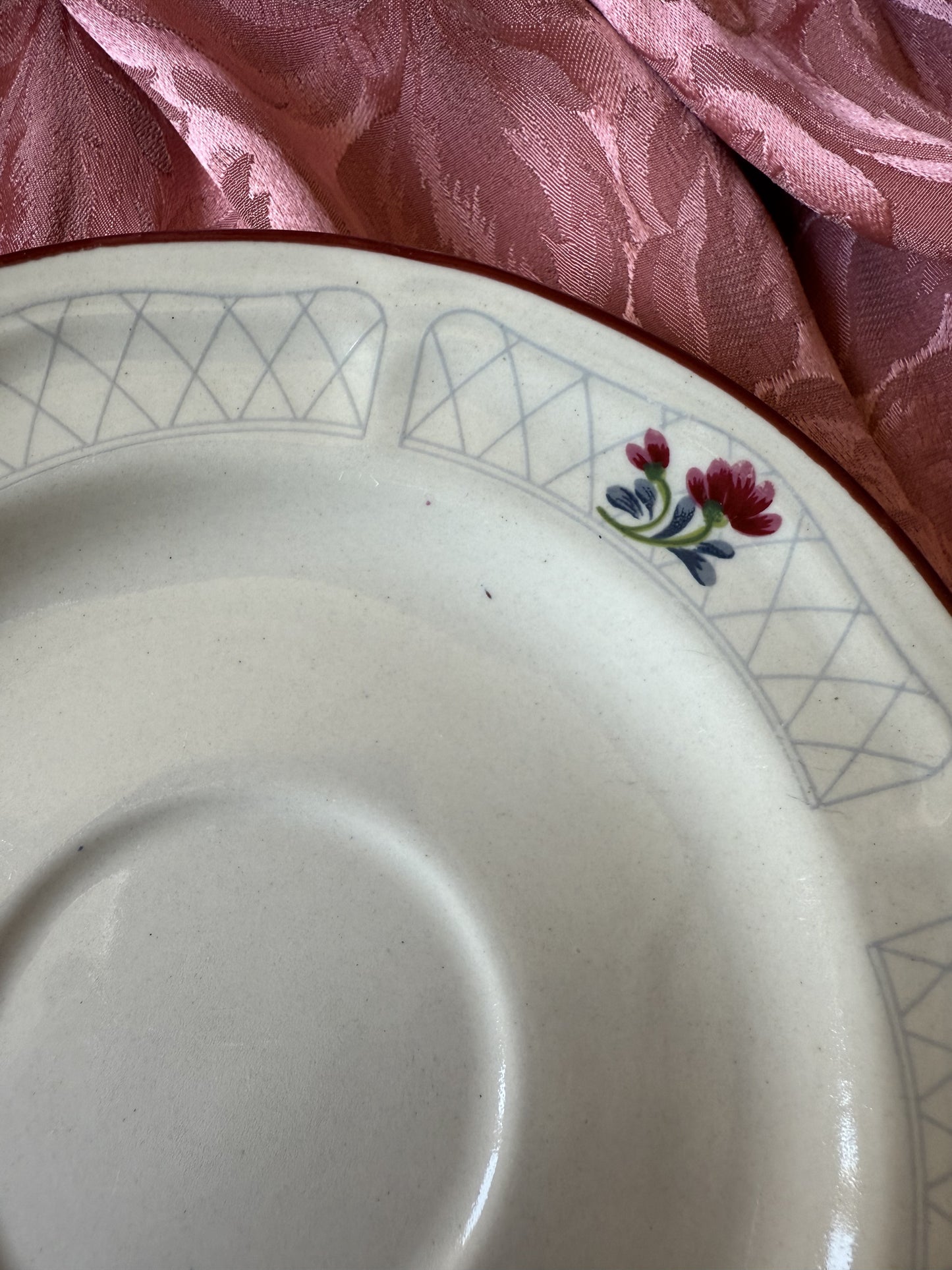 Trois petites assiettes à dessert fleuries
