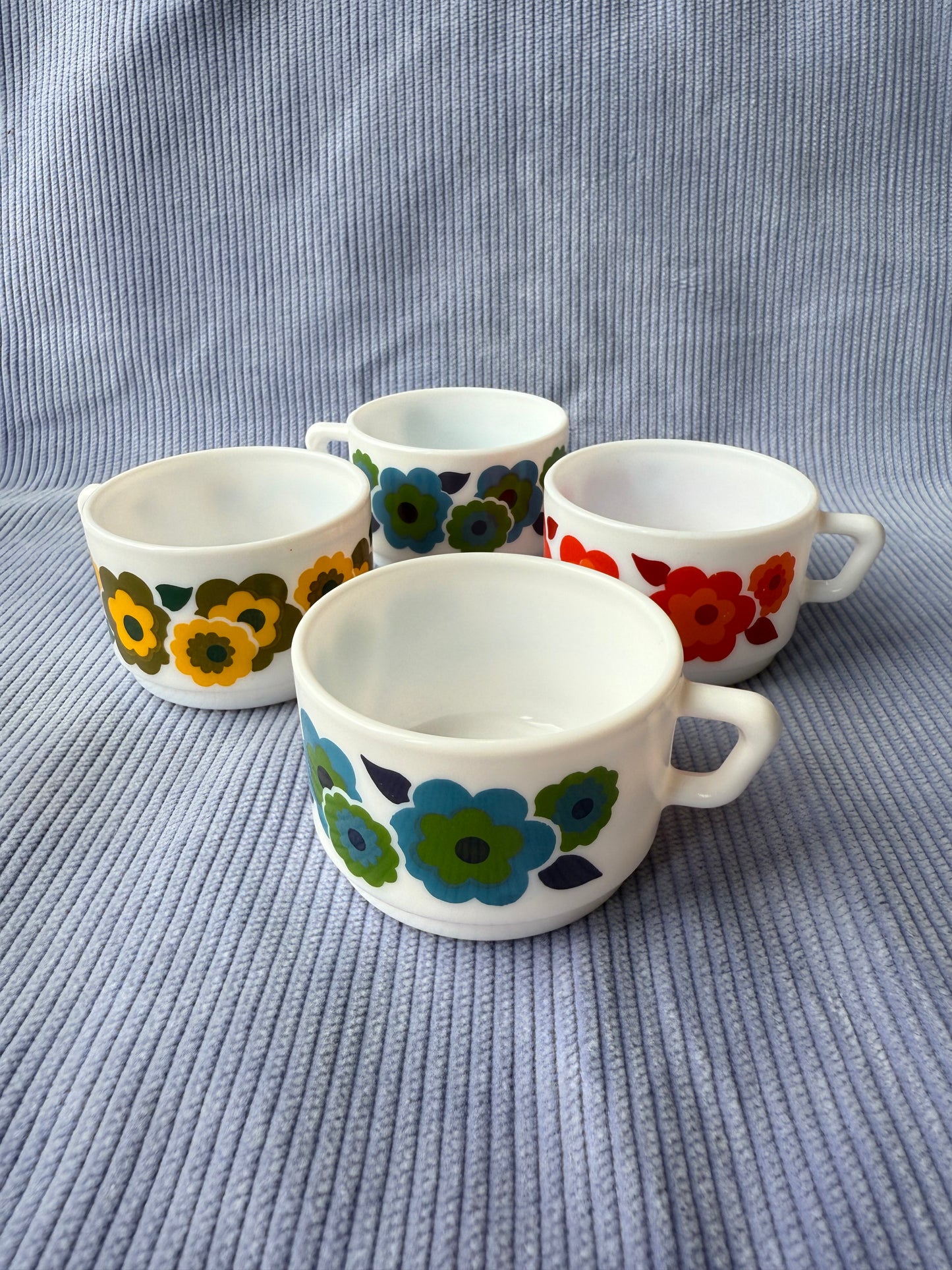 Quatre petites tasses à café Arcopal Lotus