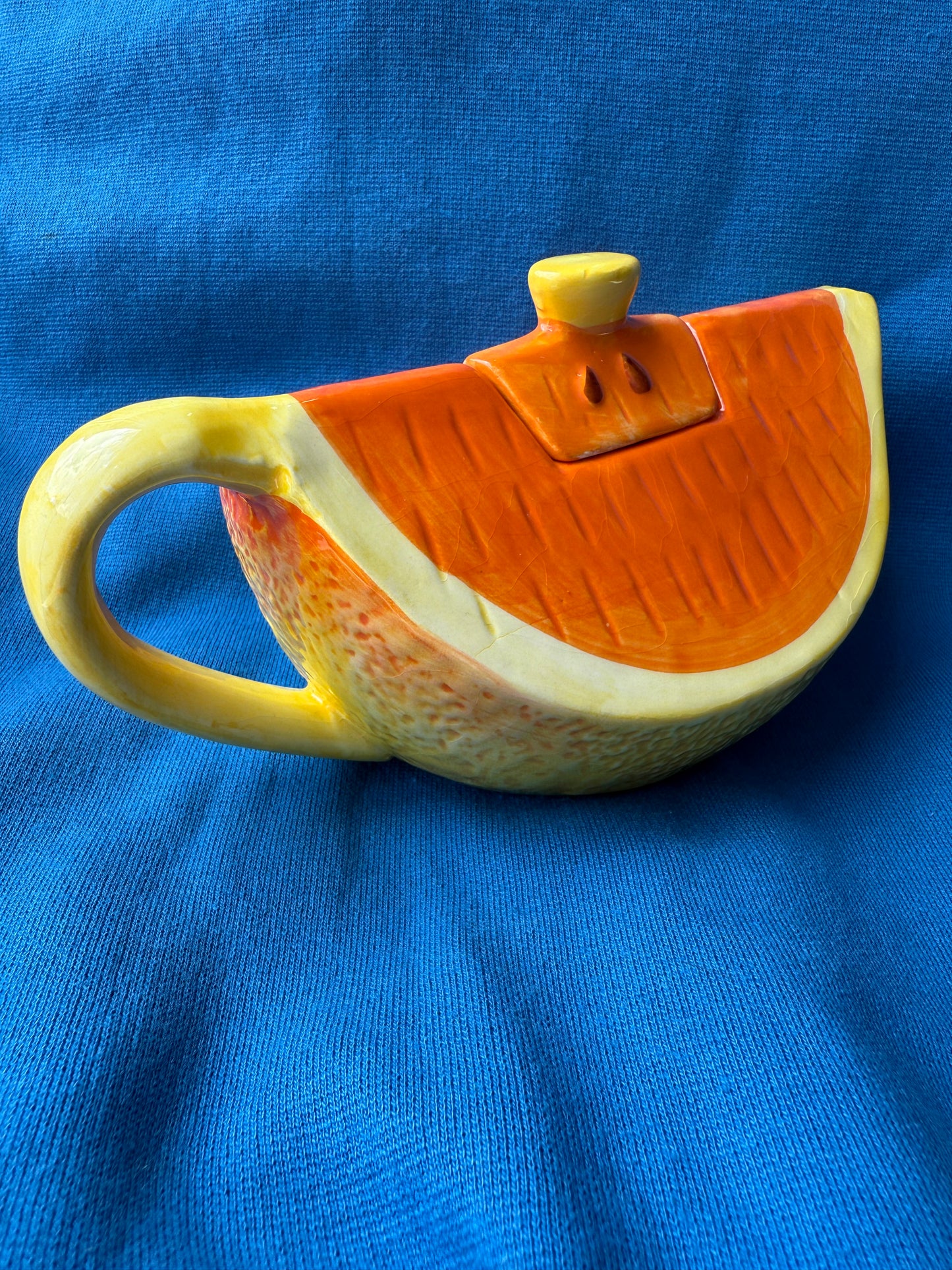 Théière en forme de quartier d'orange