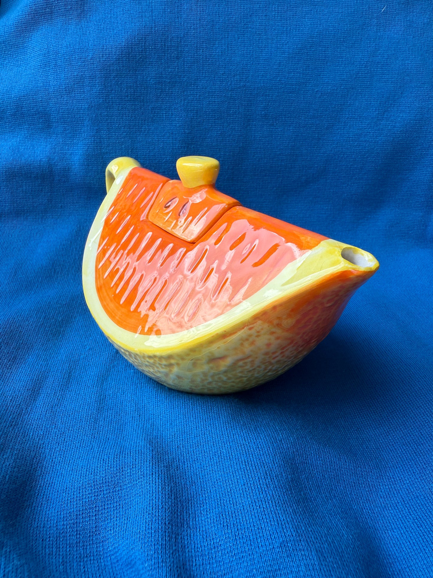 Théière en forme de quartier d'orange