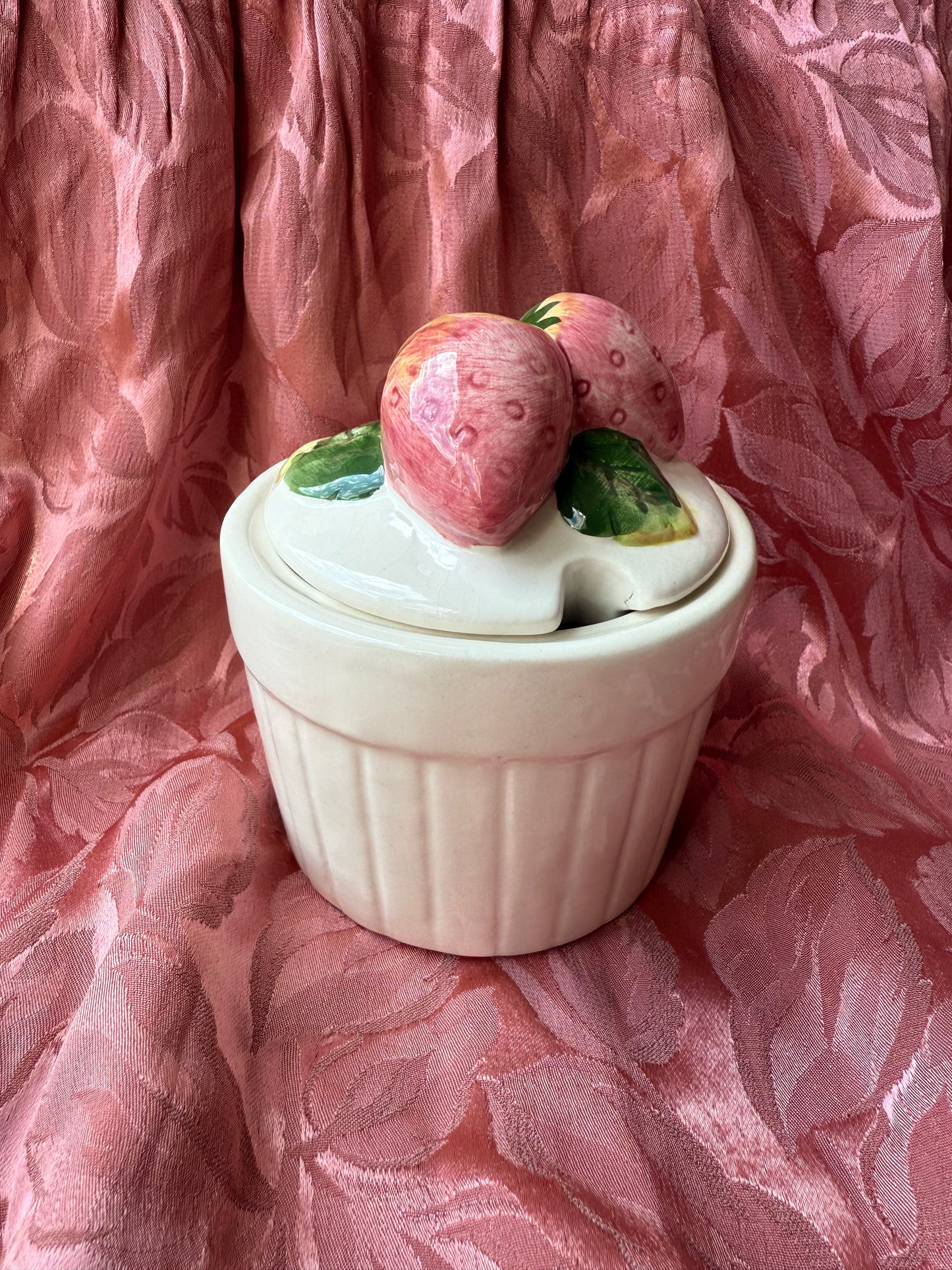Petit pot de confiture / confiturier avec des fraises en céramique