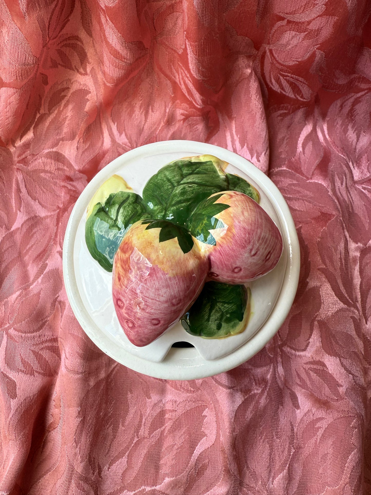 Petit pot de confiture / confiturier avec des fraises en céramique