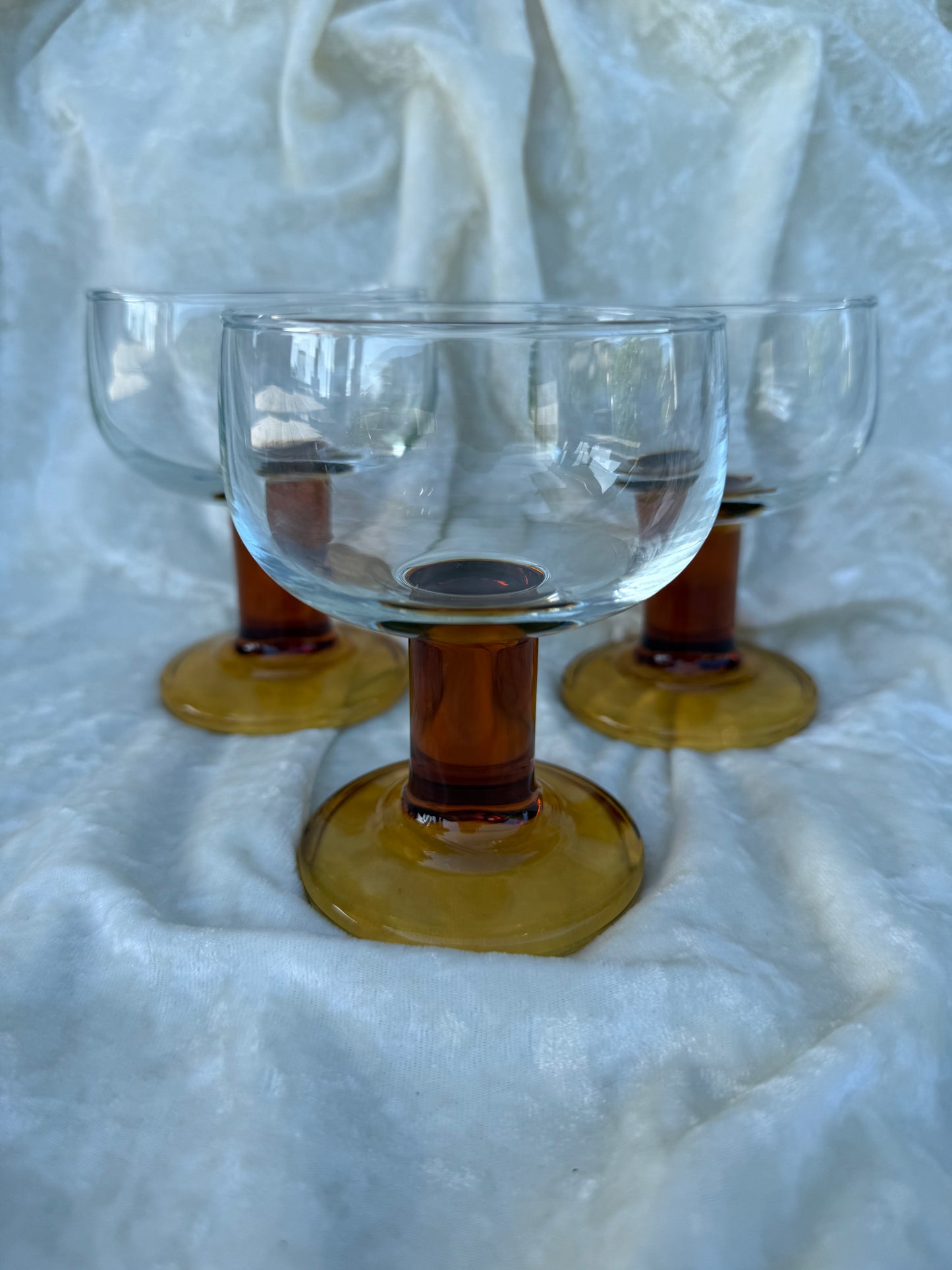 Trois verres à pieds larges vintage France