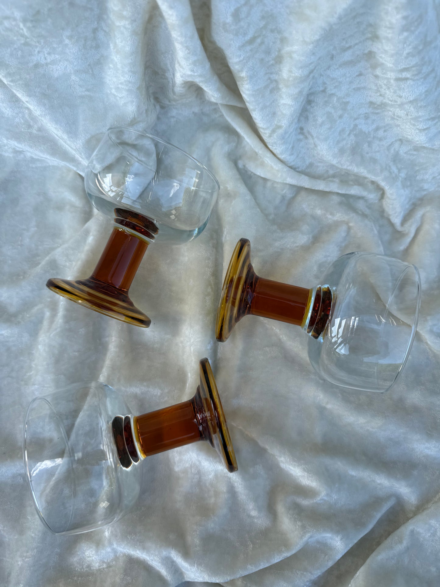 Trois verres à pieds larges vintage France