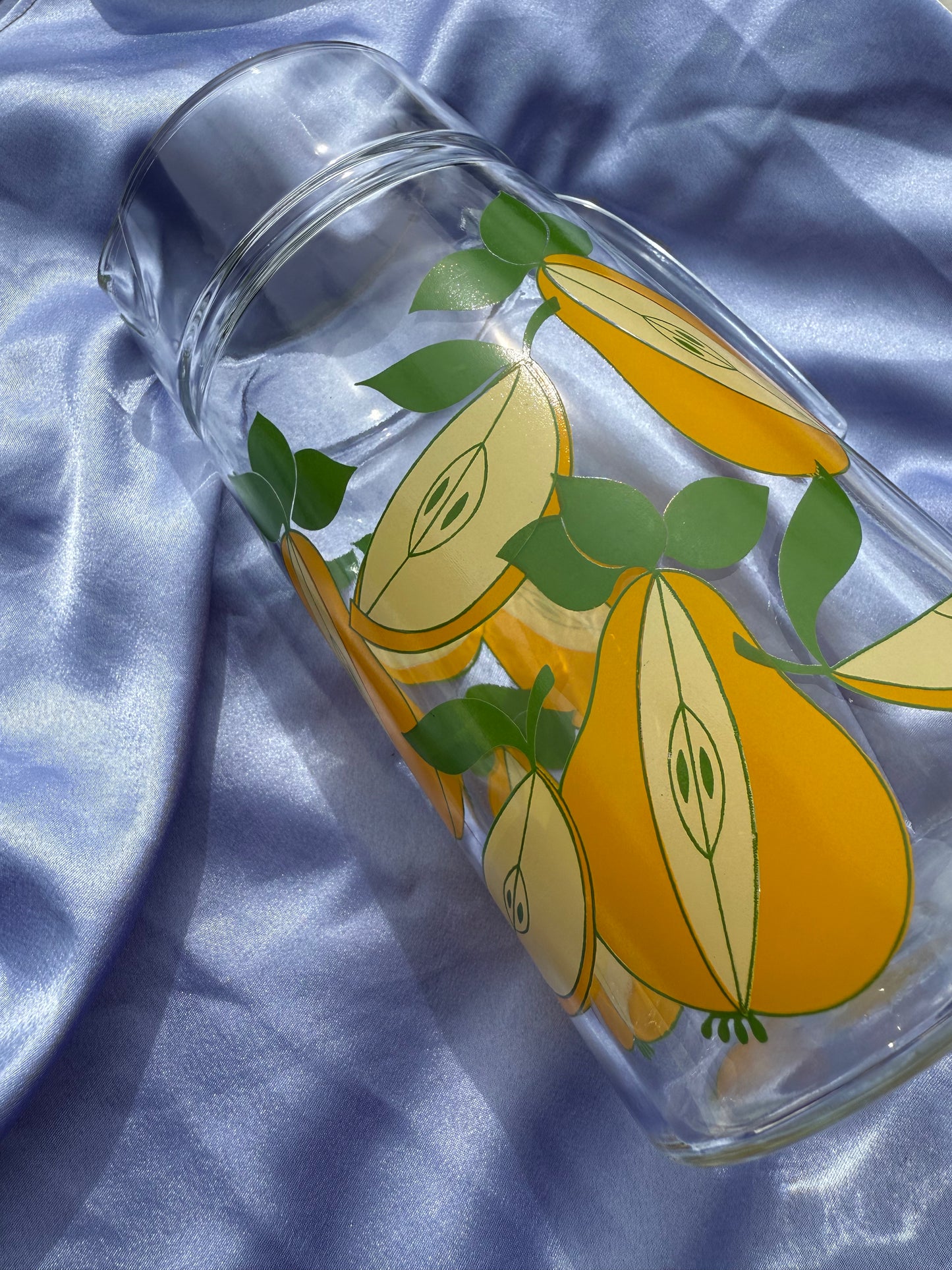 Carafe vintage en verre motif poires