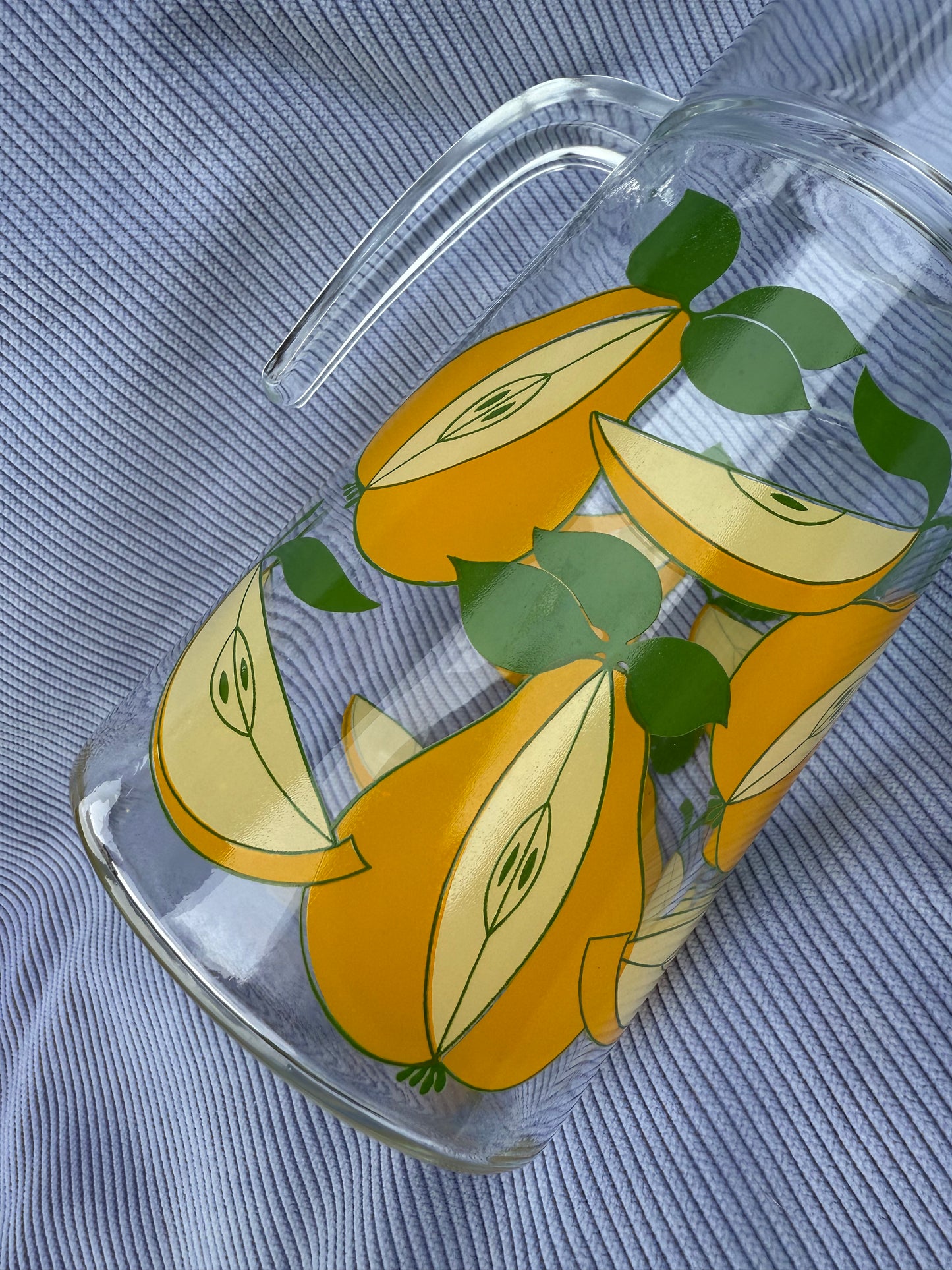 Carafe vintage en verre motif poires