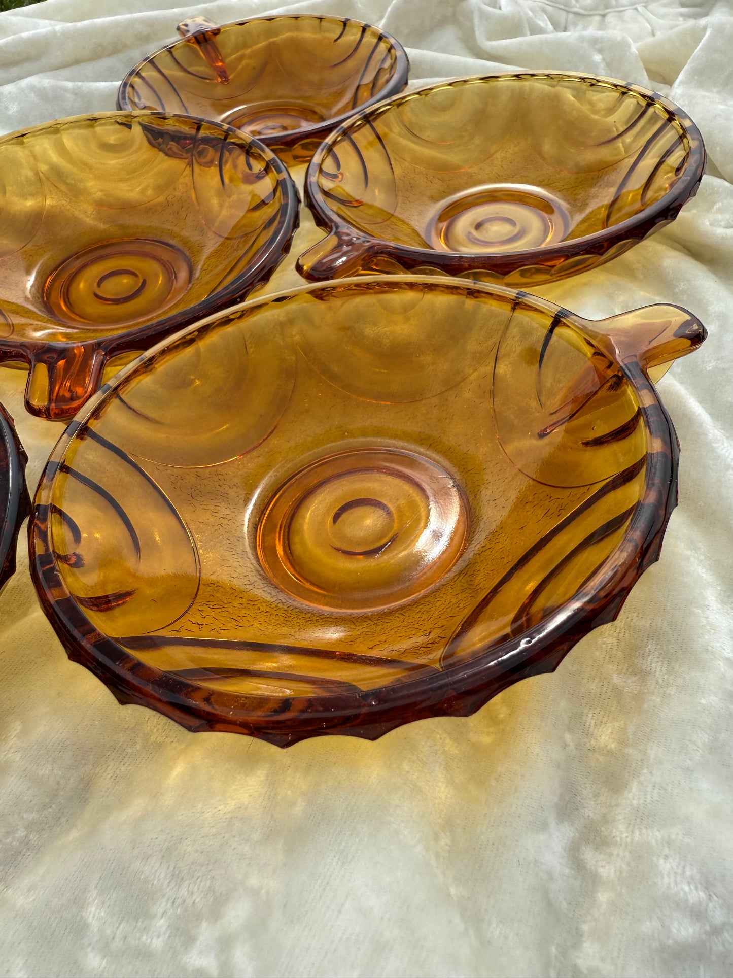 Six coupelles en verre ambré