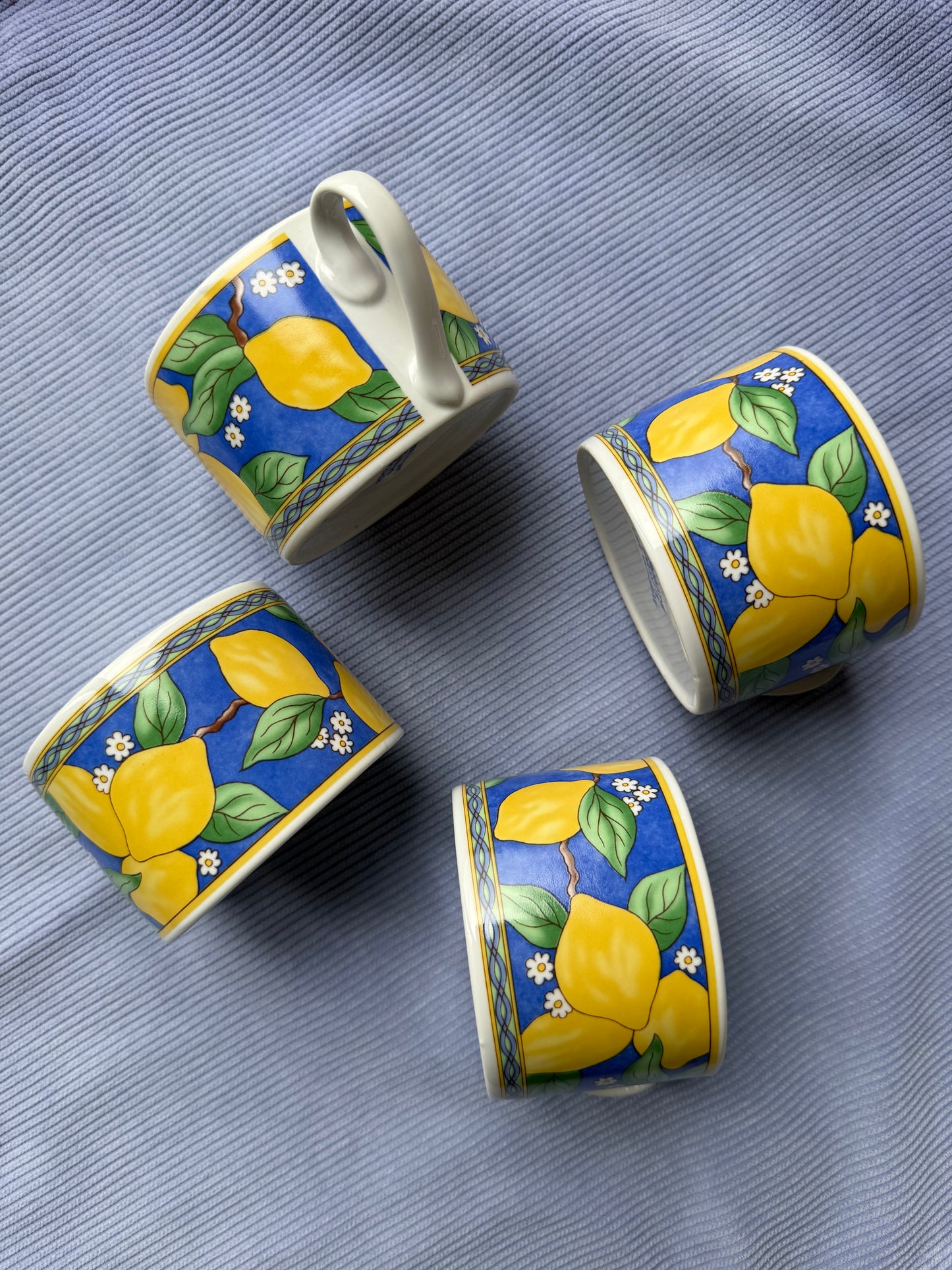 Quatre tasses vintage avec citrons en porcelaine