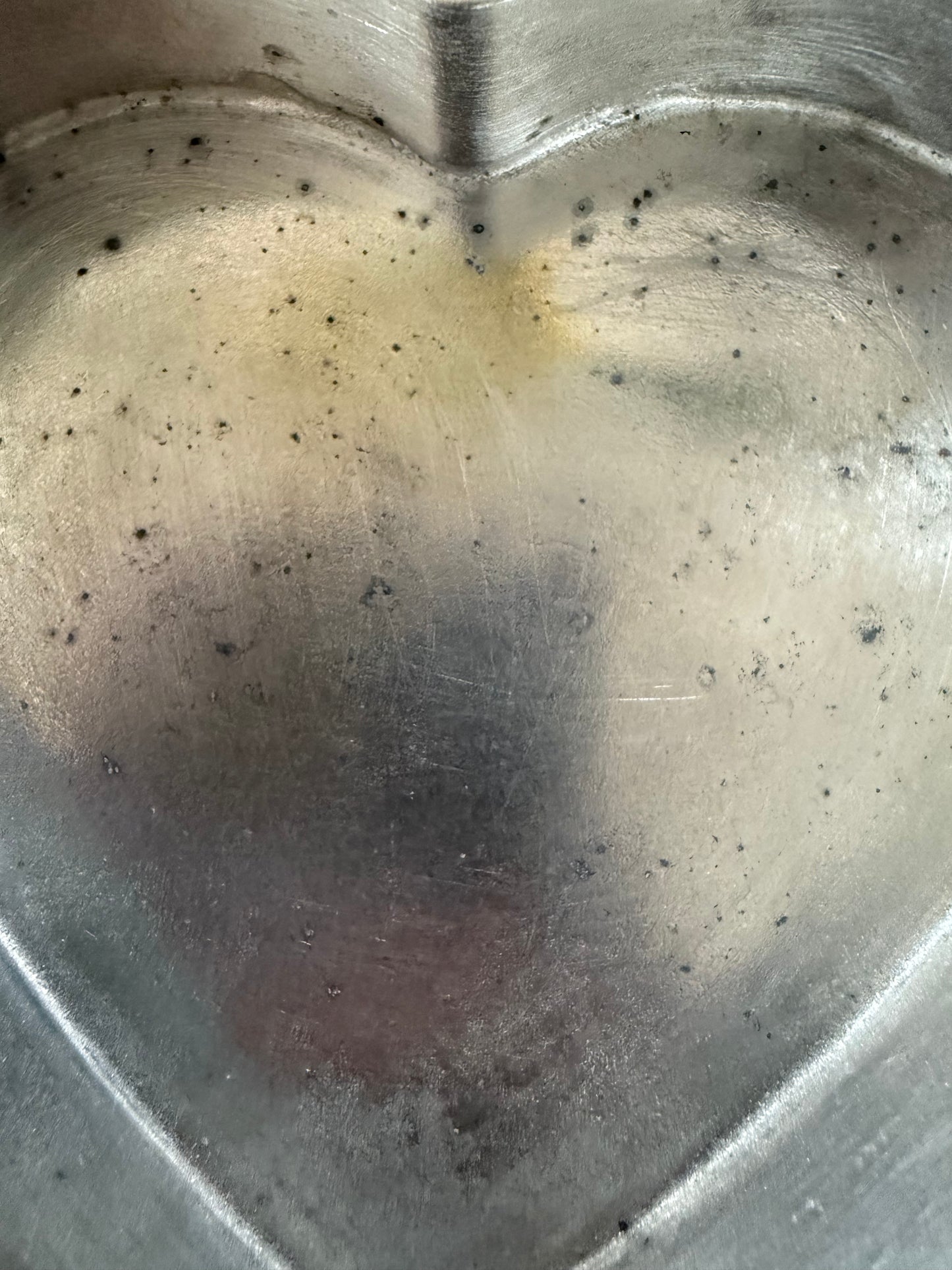 Boîte en étain en forme de coeur couvercle ajouré avec une rose dessus