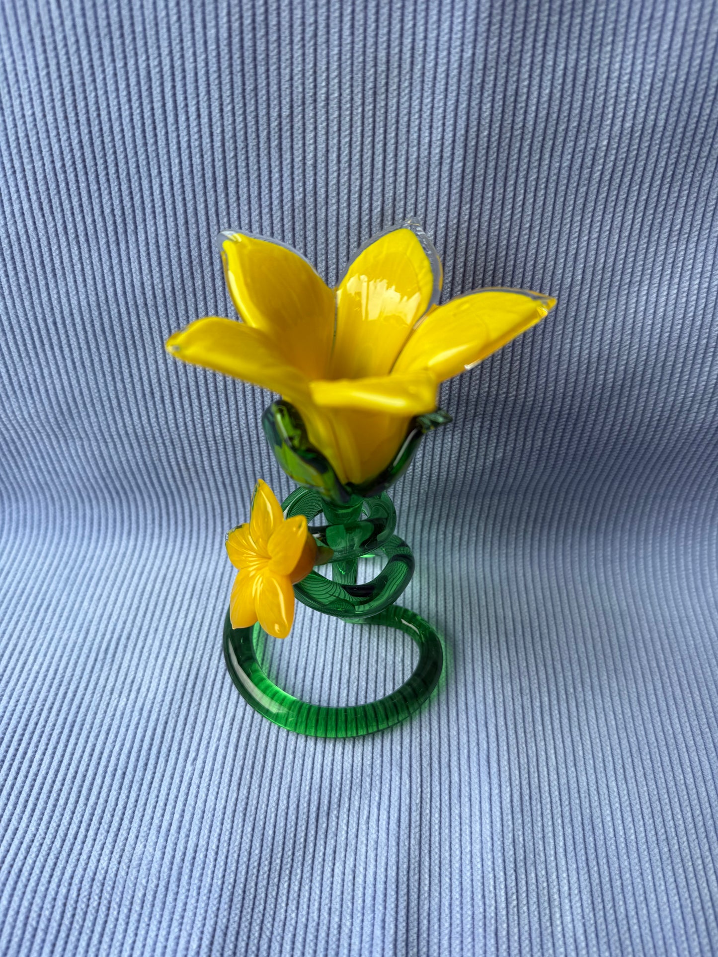 Fleur jaune en verre avec tige en spirale taille moyenne