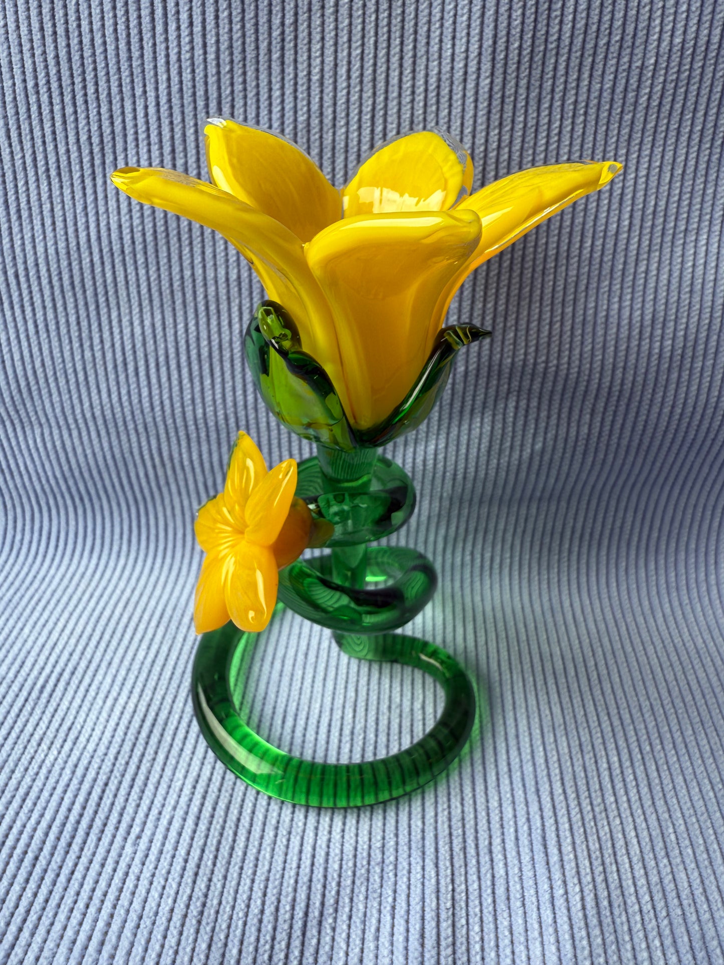 Fleur jaune en verre avec tige en spirale taille moyenne