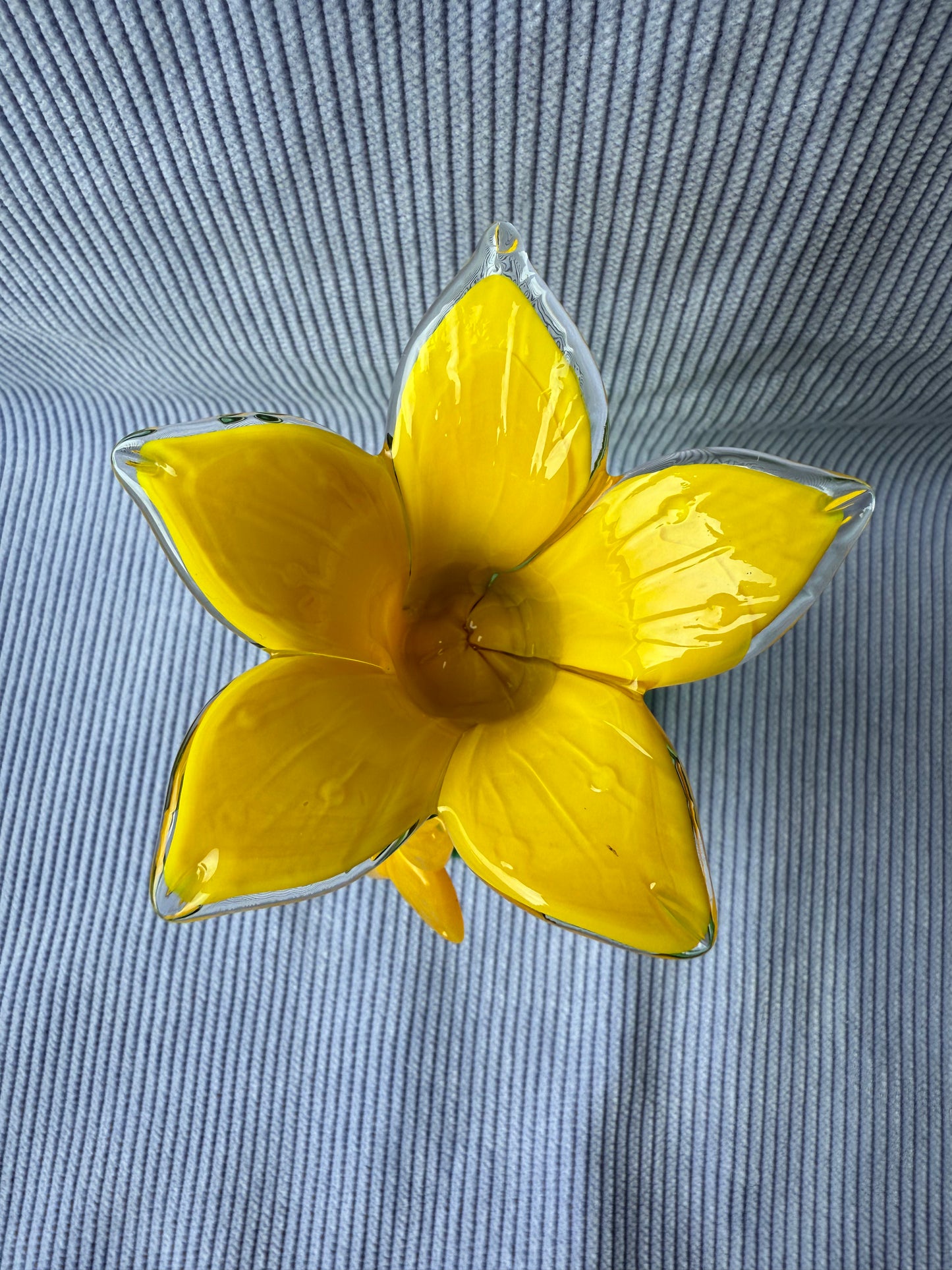 Fleur jaune en verre avec tige en spirale taille moyenne