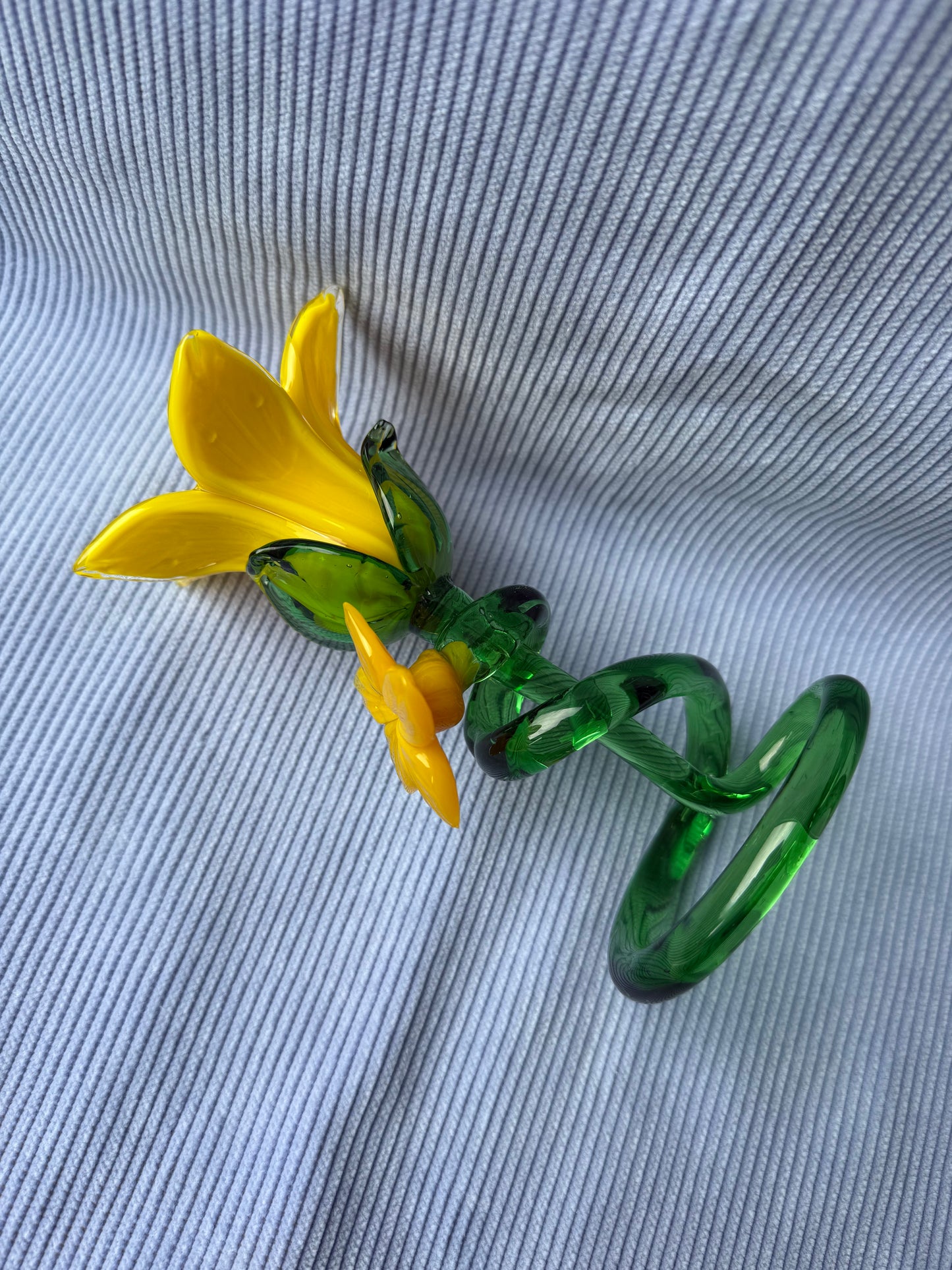 Fleur jaune en verre avec tige en spirale taille moyenne